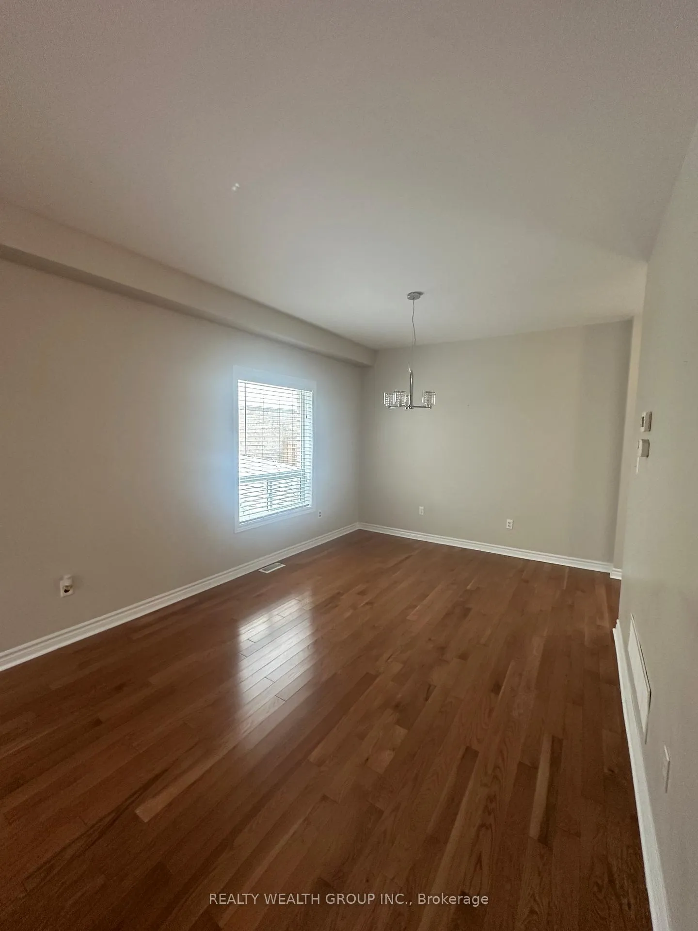 Photo 15 of 65 Versailles Crescent, Barrie, Innis-Shore — HOMEH