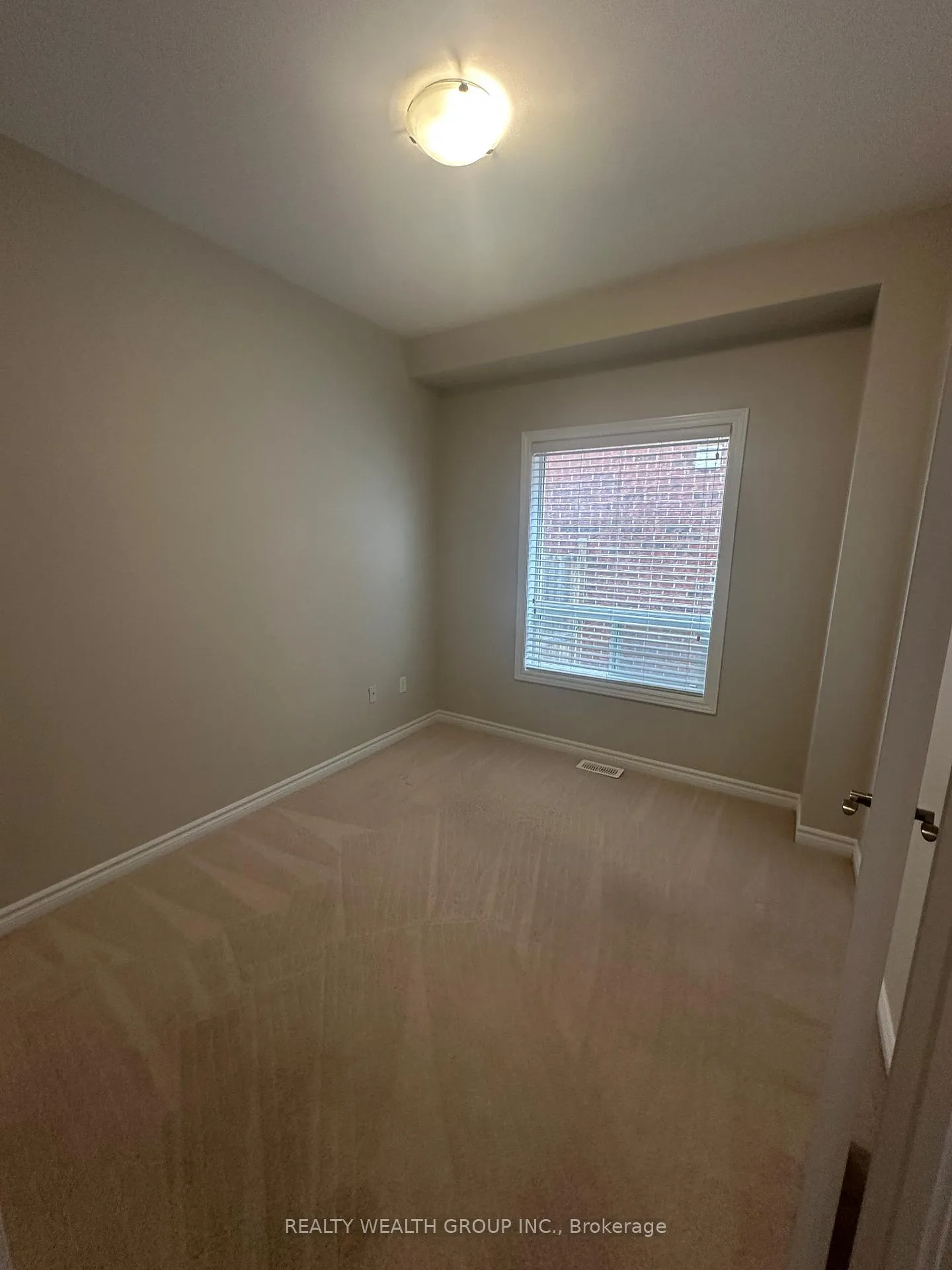 Photo 16 of 65 Versailles Crescent, Barrie, Innis-Shore — HOMEH