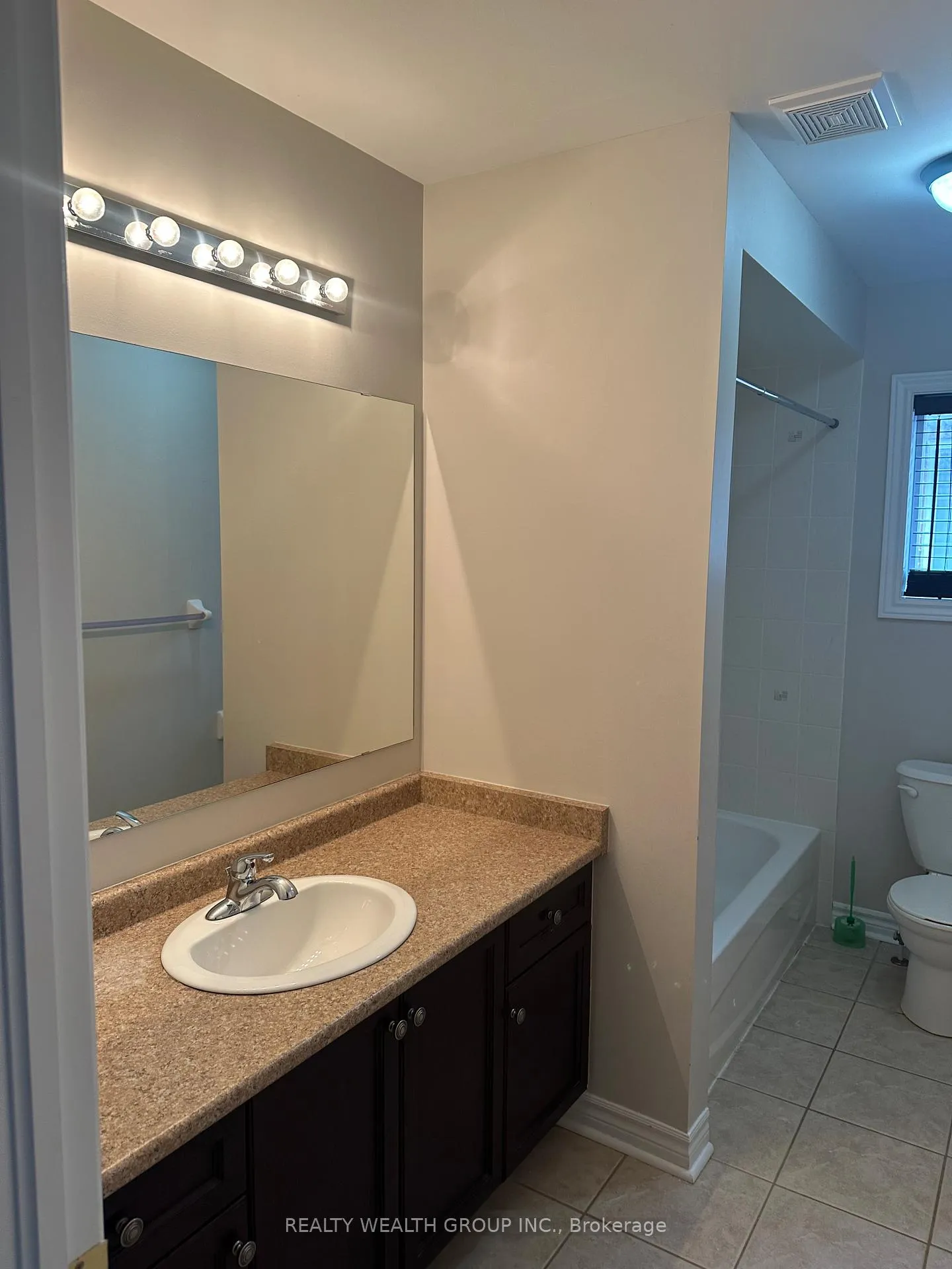 Photo 17 of 65 Versailles Crescent, Barrie, Innis-Shore — HOMEH