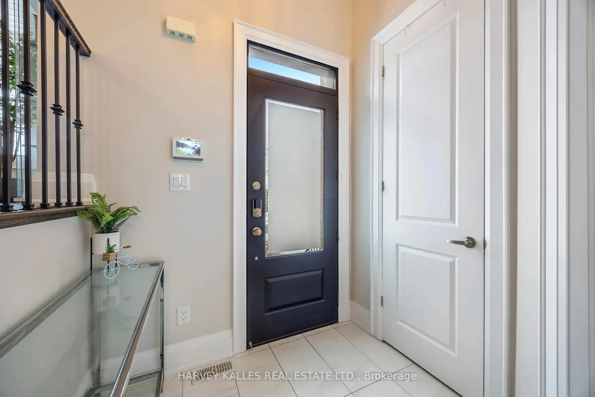 Photo 3 of 575 Fairlawn Avenue, Toronto, Bedford Park-Nortown — HOMEH