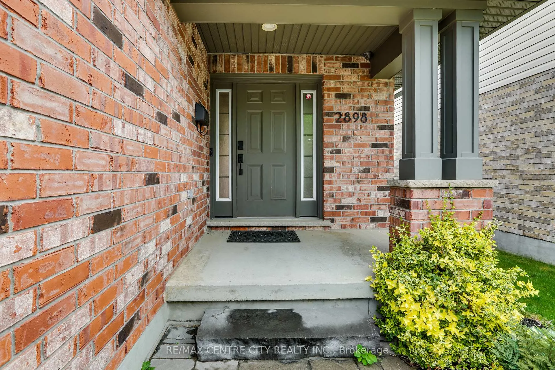 Photo 5 of 2898 Biddulph Street, London, South W — HOMEH