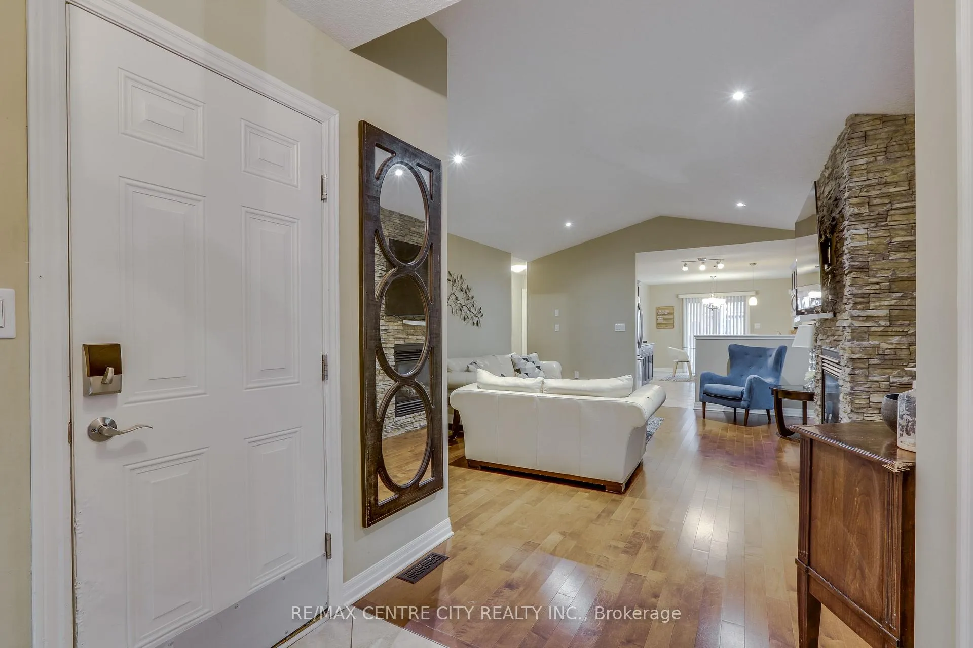 Photo 6 of 2898 Biddulph Street, London, South W — HOMEH