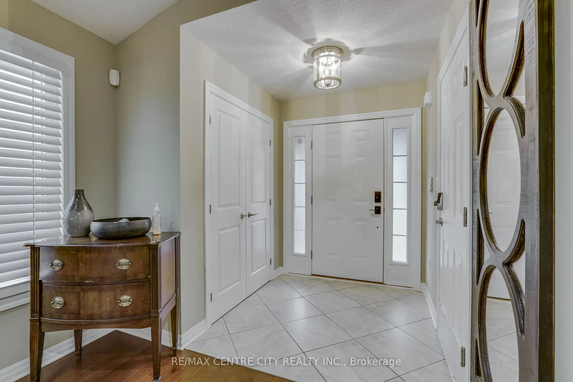 Photo 7 of 2898 Biddulph Street, London, South W — HOMEH