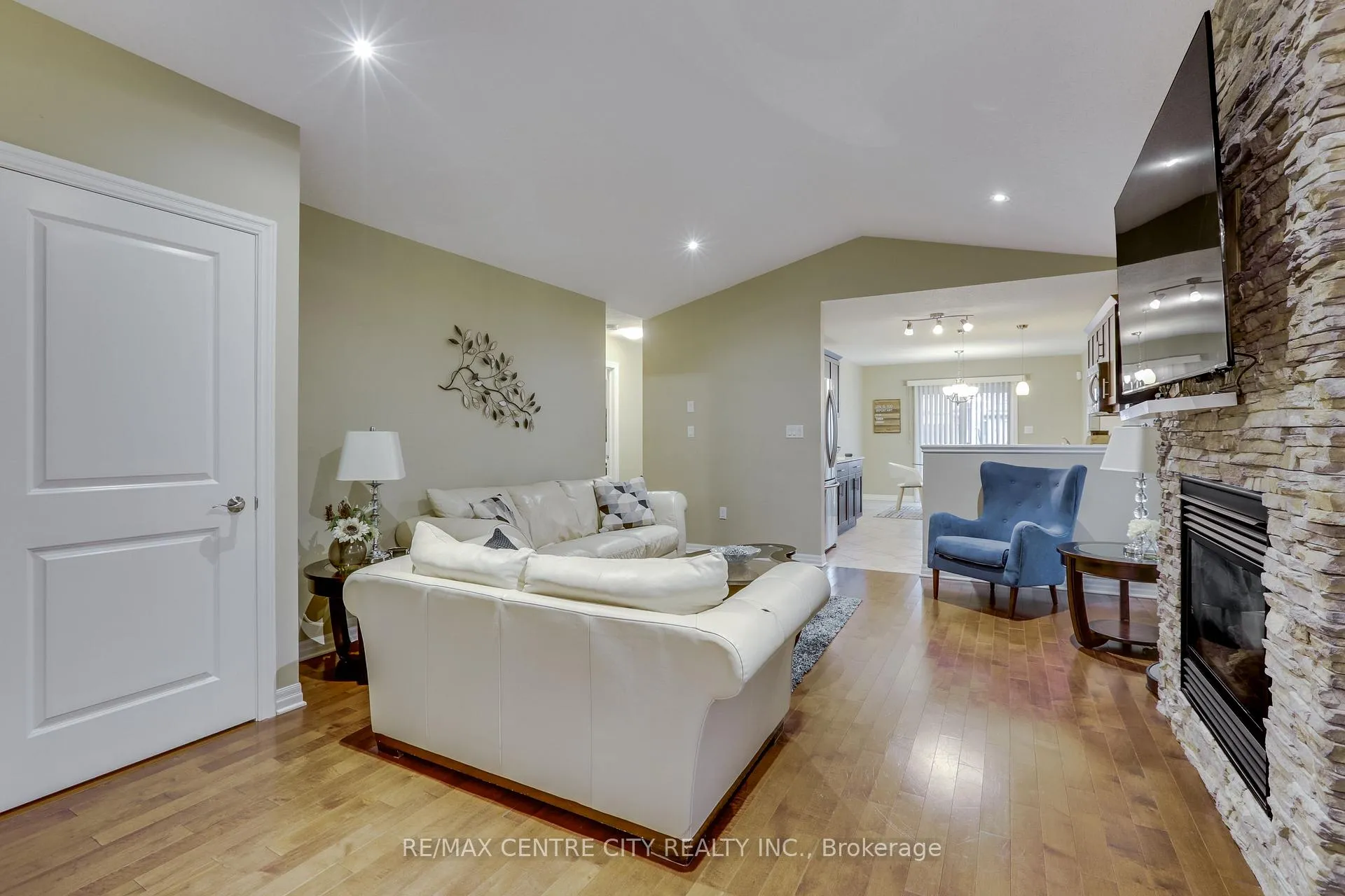 Photo 8 of 2898 Biddulph Street, London, South W — HOMEH