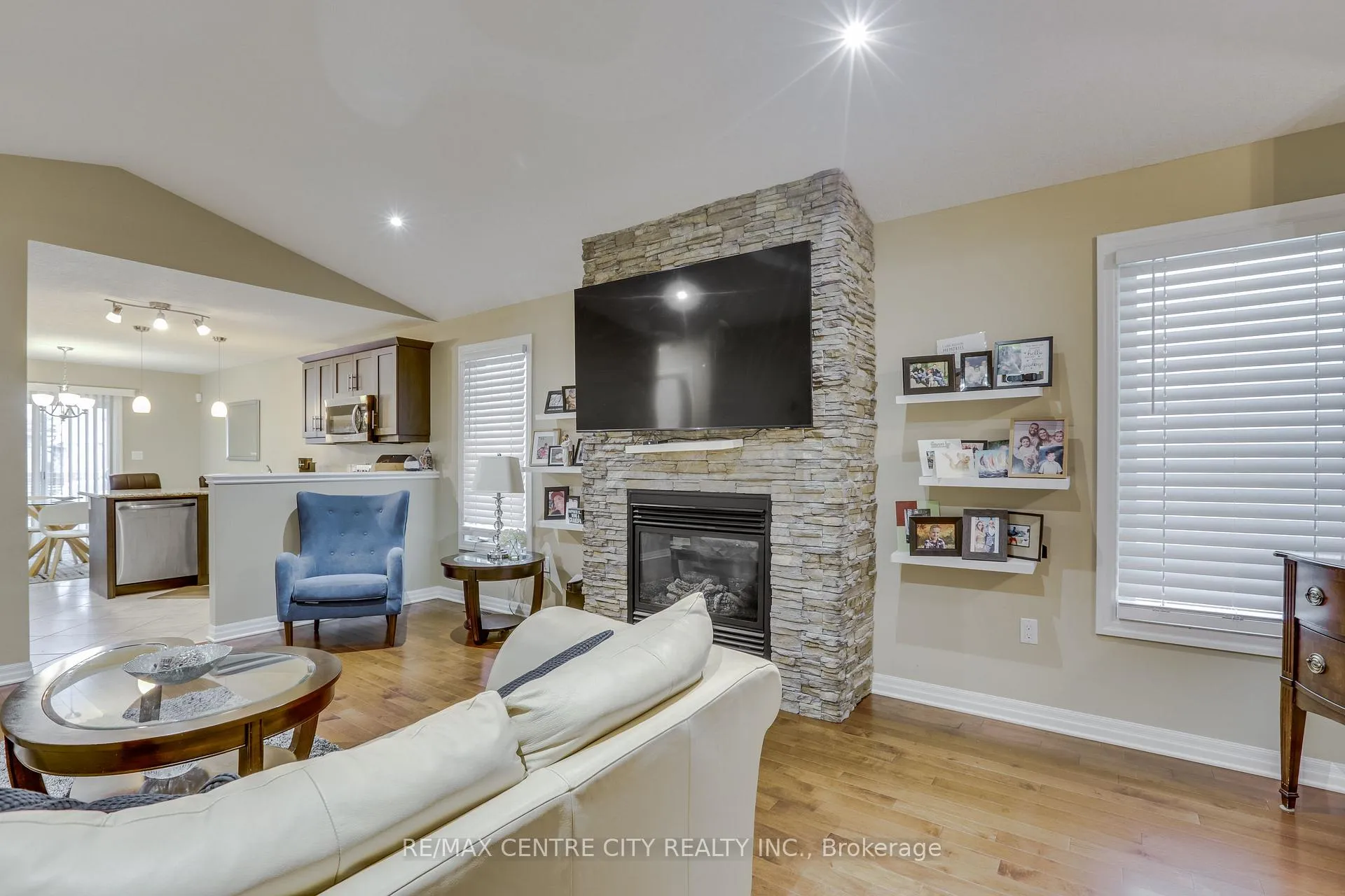 Photo 9 of 2898 Biddulph Street, London, South W — HOMEH