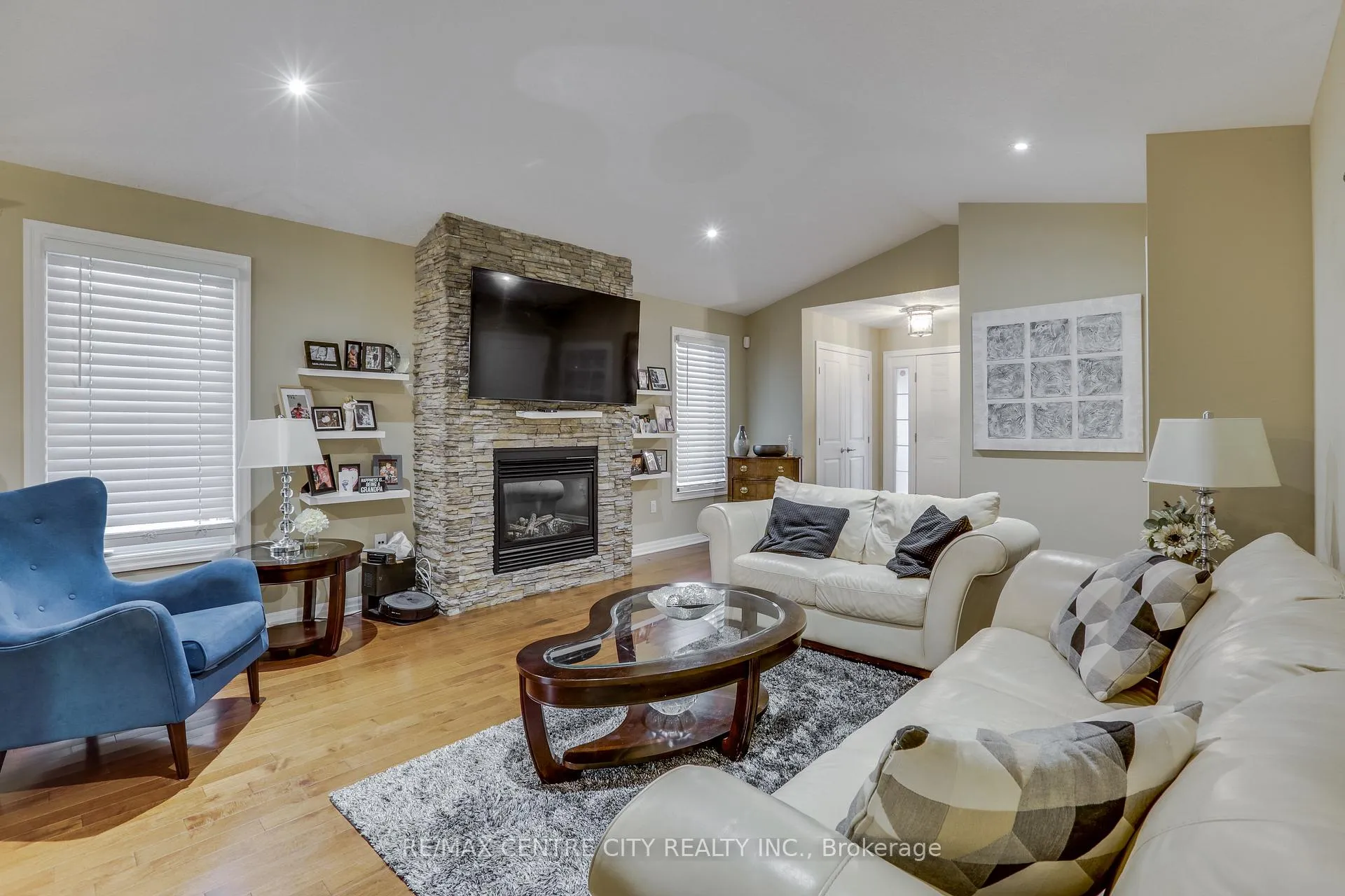 Photo 10 of 2898 Biddulph Street, London, South W — HOMEH