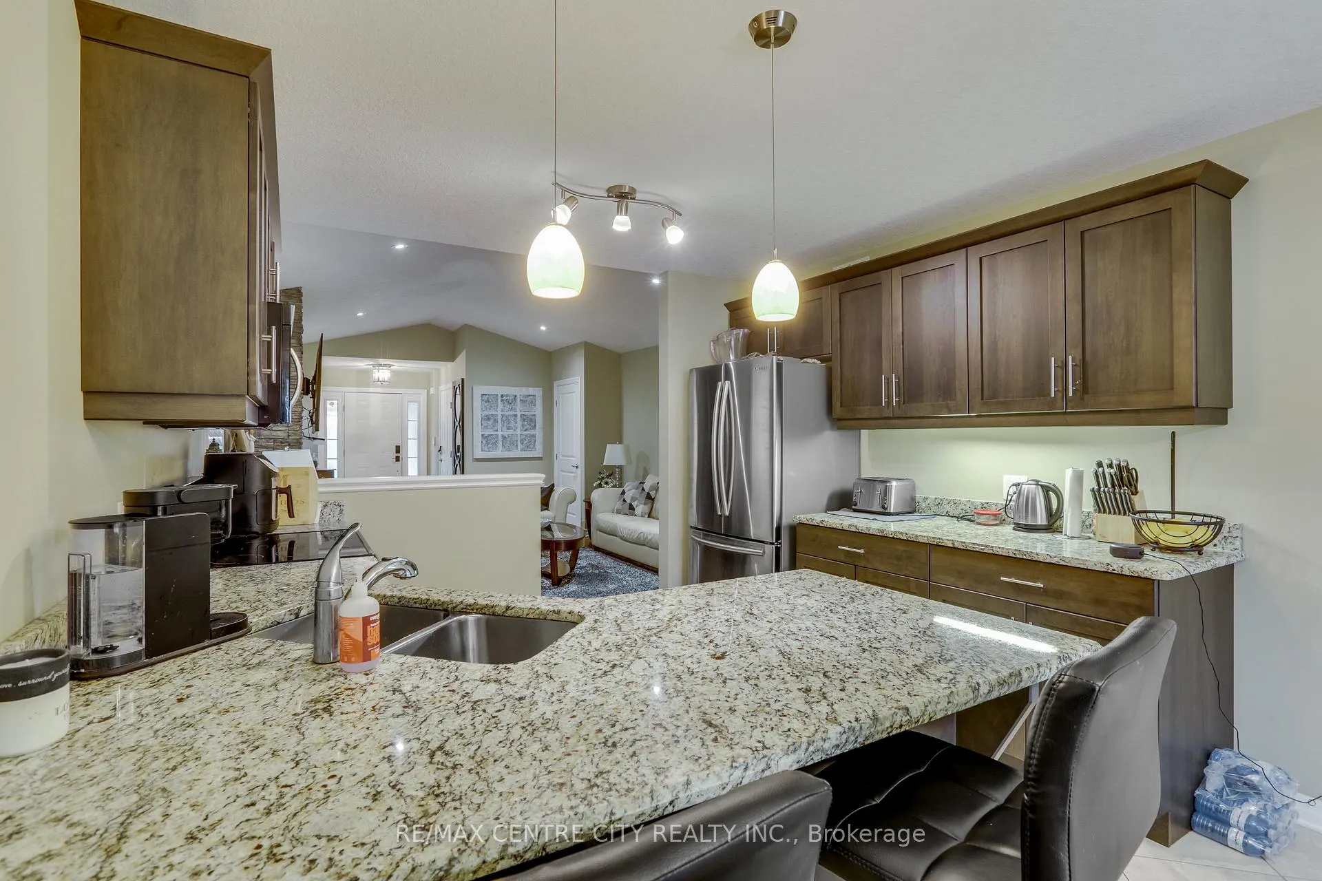 Photo 14 of 2898 Biddulph Street, London, South W — HOMEH