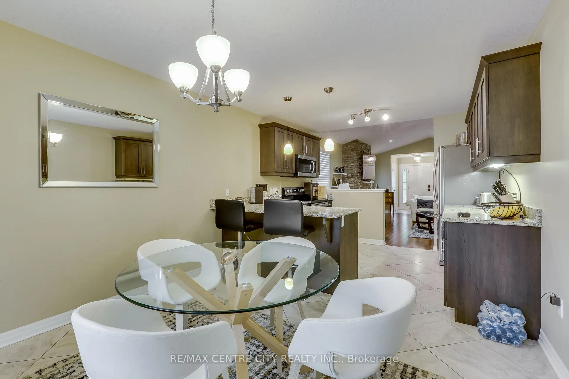 Photo 16 of 2898 Biddulph Street, London, South W — HOMEH