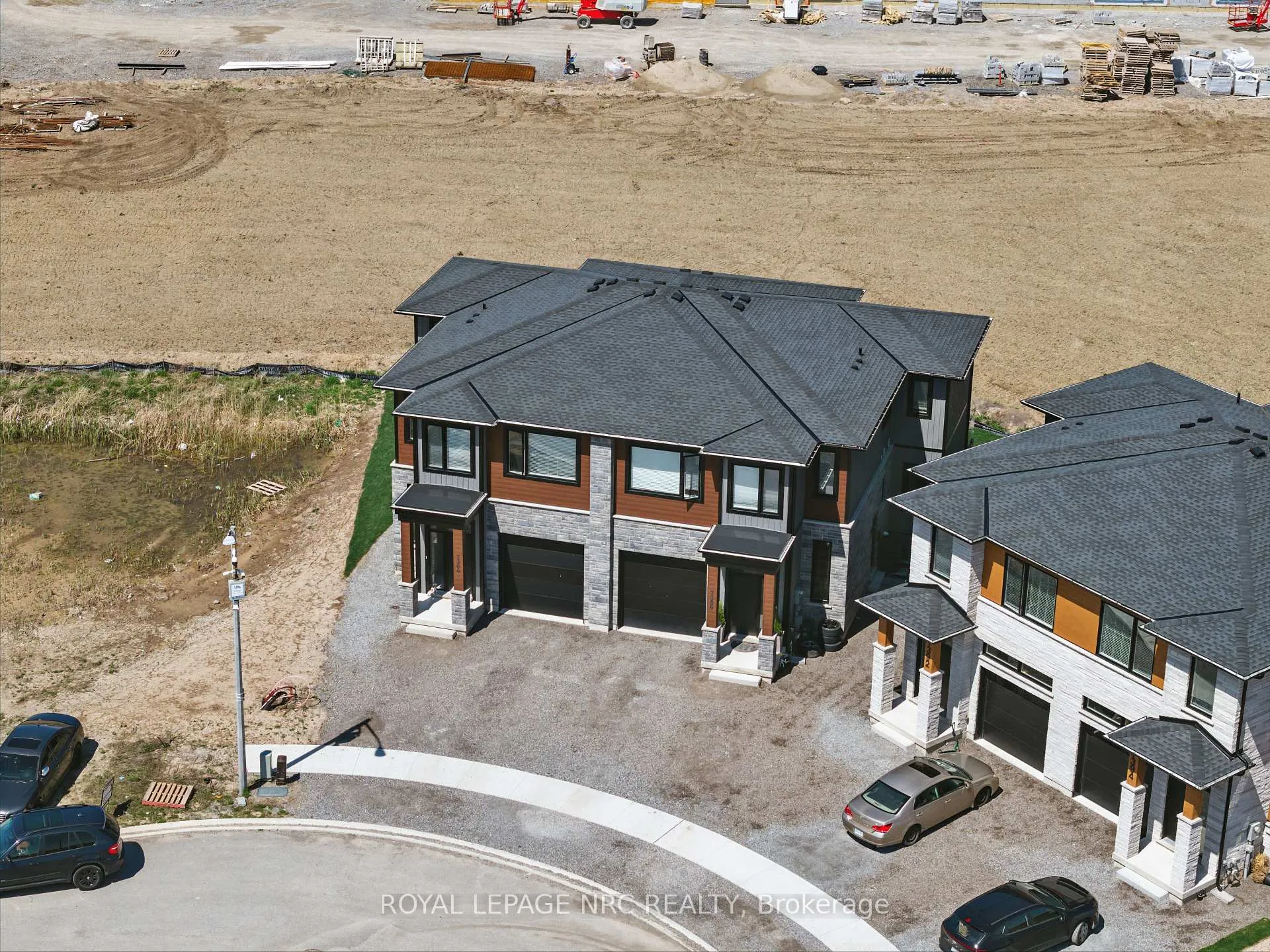 Photo 10 of 7384 Splendour Drive, Niagara Falls, Brown — HOMEH