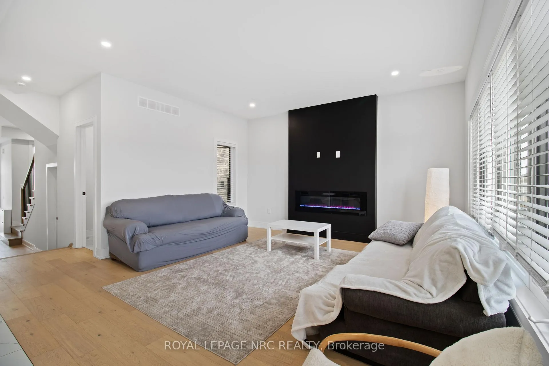Photo 14 of 7384 Splendour Drive, Niagara Falls, Brown — HOMEH