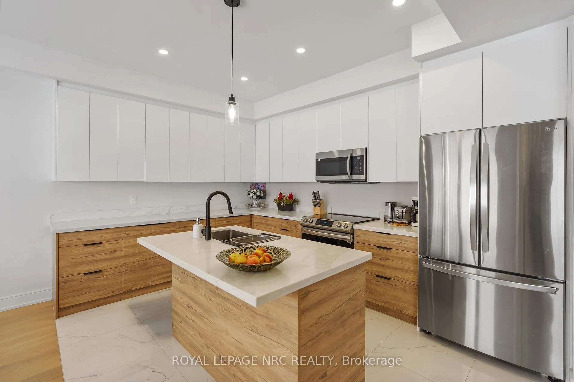 Photo 15 of 7384 Splendour Drive, Niagara Falls, Brown — HOMEH