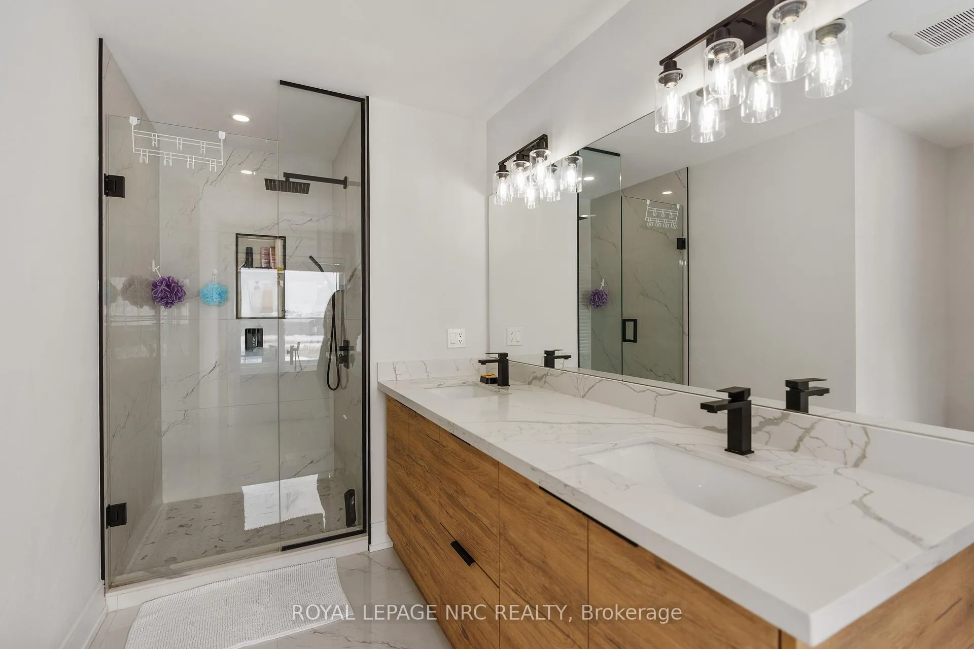 Photo 27 of 7384 Splendour Drive, Niagara Falls, Brown — HOMEH