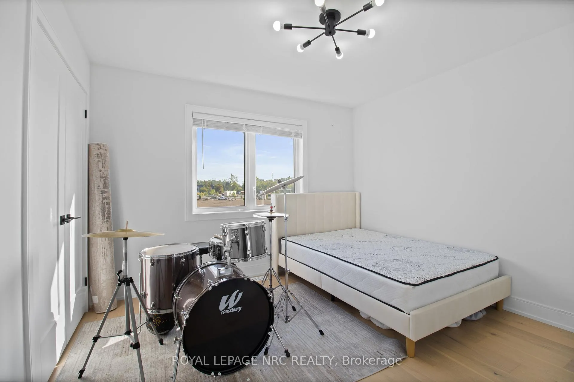 Photo 29 of 7384 Splendour Drive, Niagara Falls, Brown — HOMEH