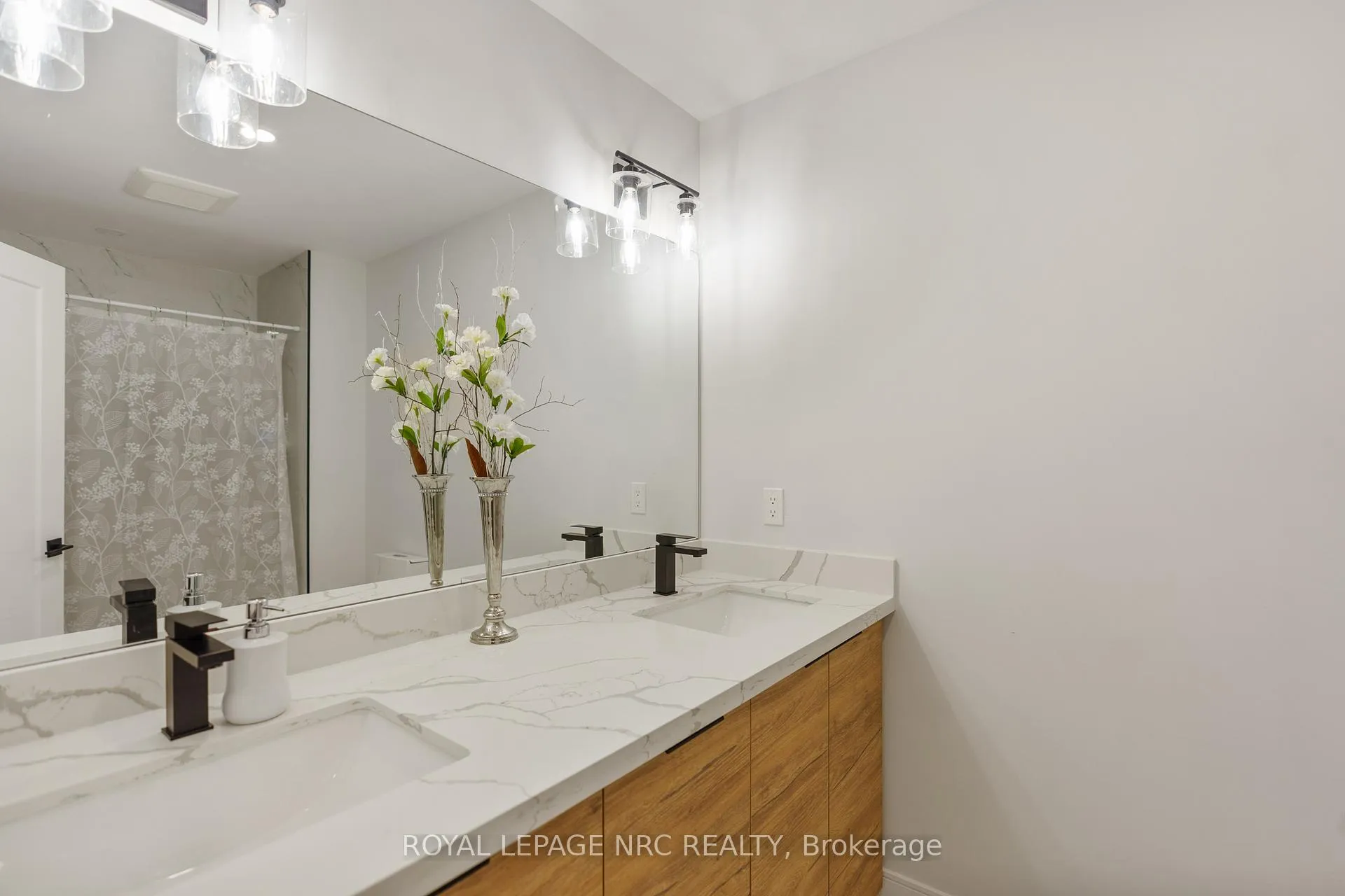 Photo 32 of 7384 Splendour Drive, Niagara Falls, Brown — HOMEH