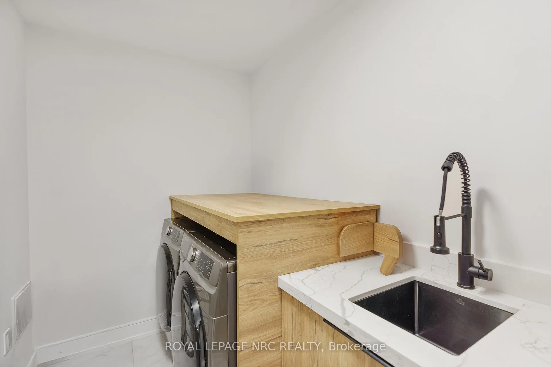 Photo 33 of 7384 Splendour Drive, Niagara Falls, Brown — HOMEH