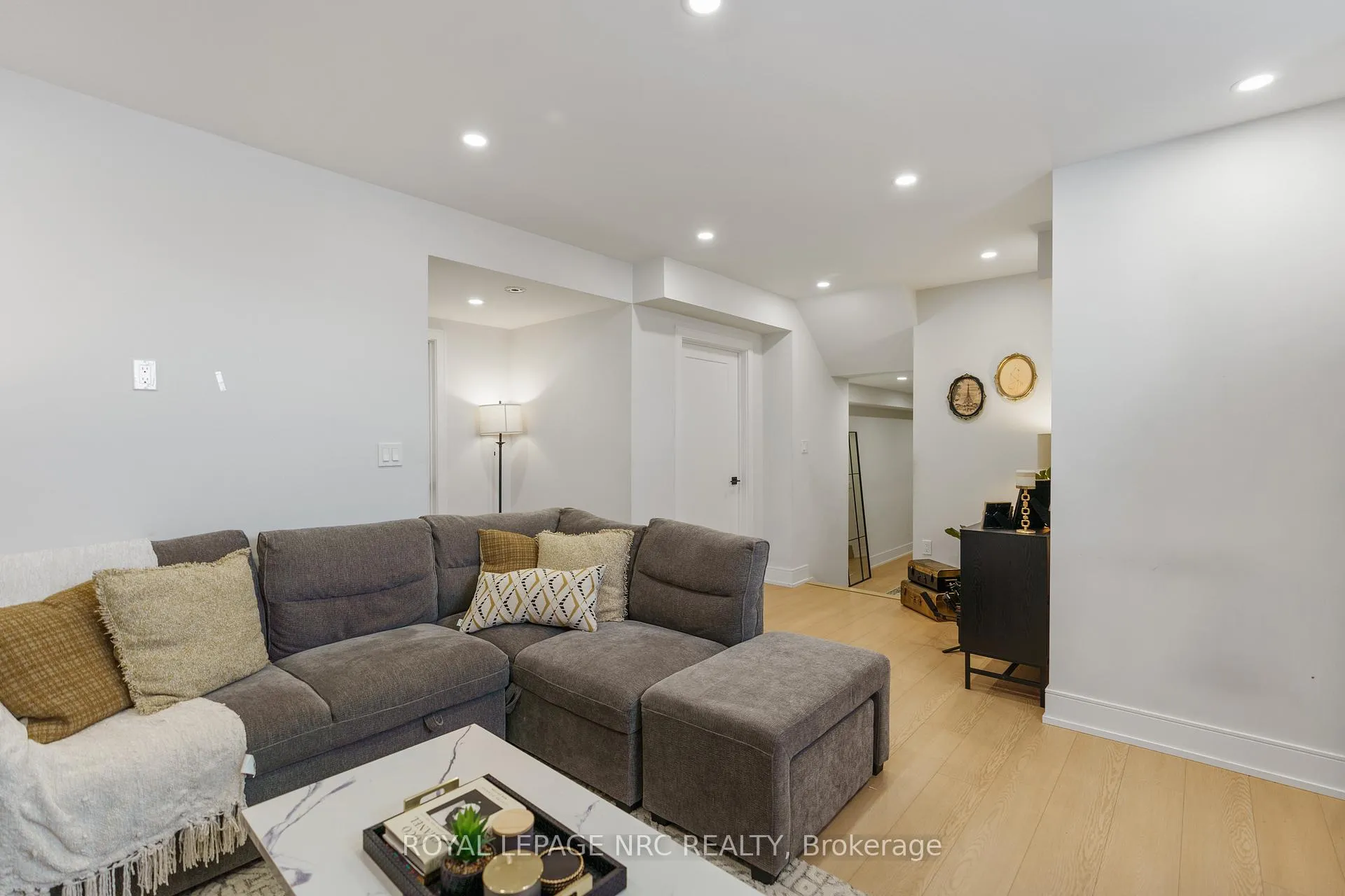 Photo 35 of 7384 Splendour Drive, Niagara Falls, Brown — HOMEH