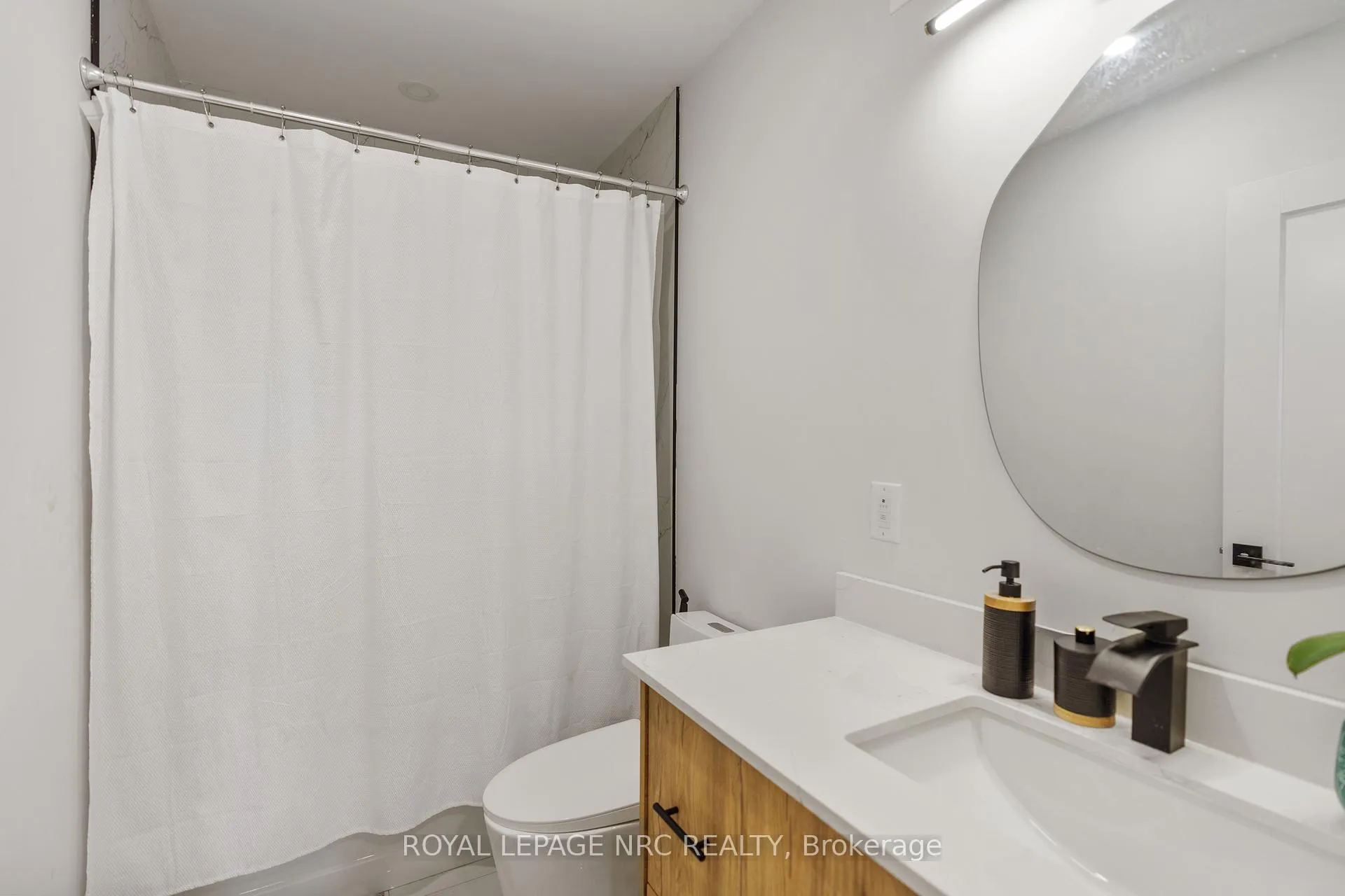Photo 42 of 7384 Splendour Drive, Niagara Falls, Brown — HOMEH