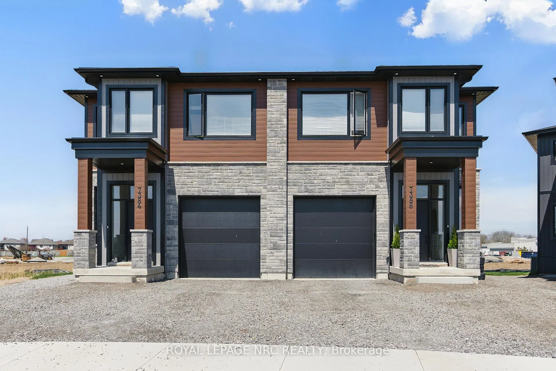 Photo 9 of 7384 Splendour Drive, Niagara Falls, Brown — HOMEH