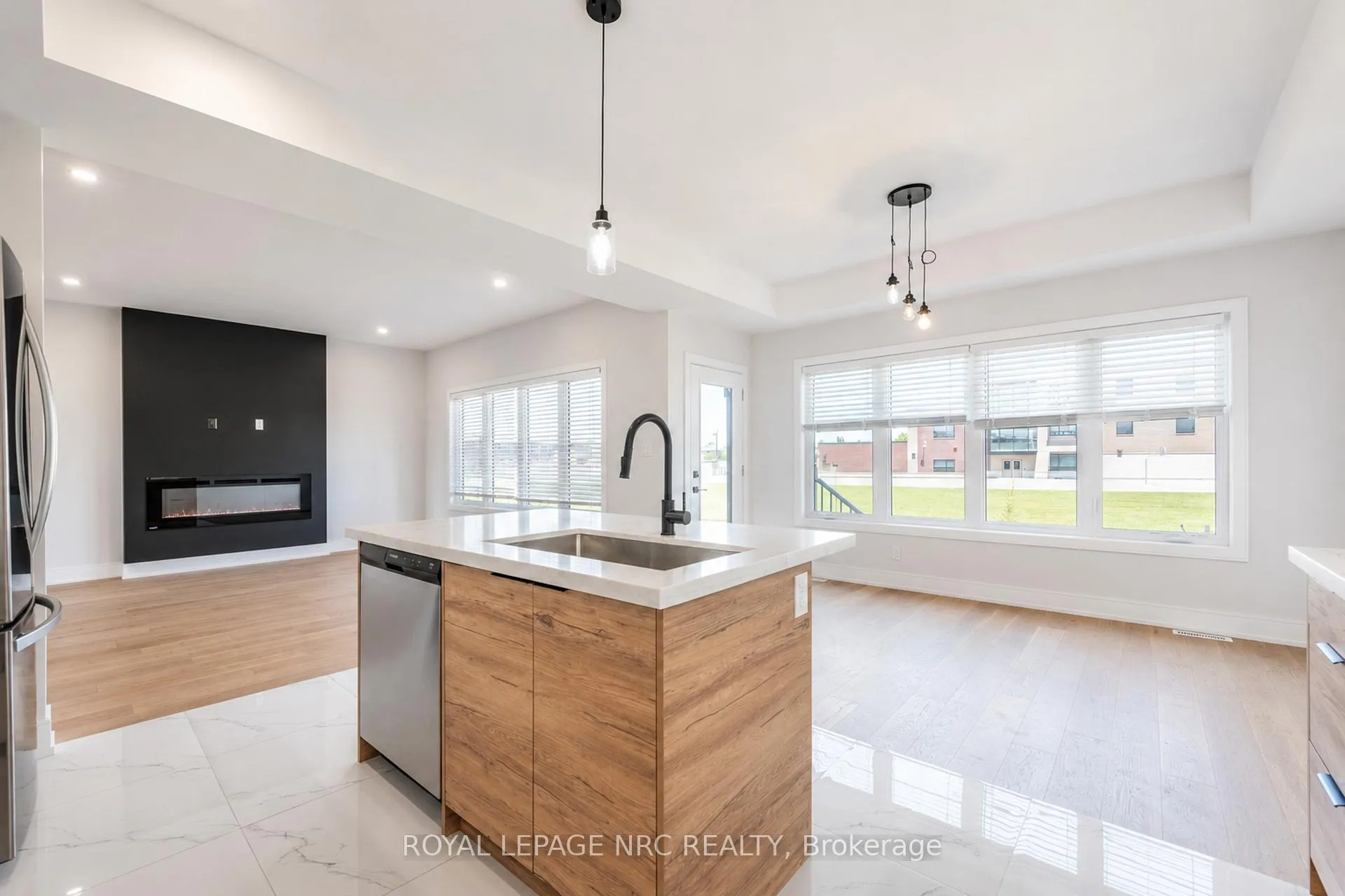 Photo 22 of 7384 Splendour Drive, Niagara Falls, Brown — HOMEH