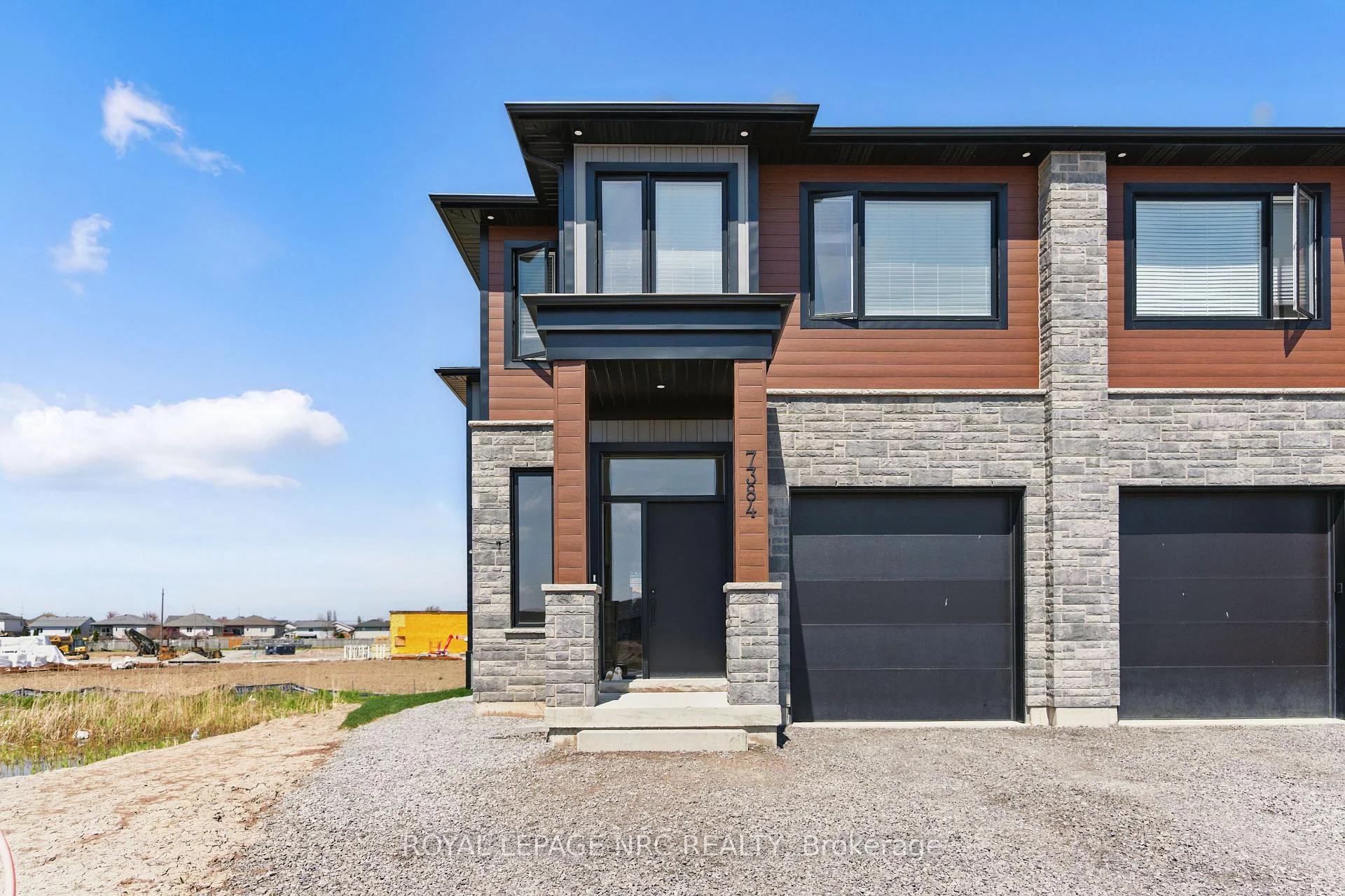 Photo 2 of 7384 Splendour Drive, Niagara Falls, Brown — HOMEH