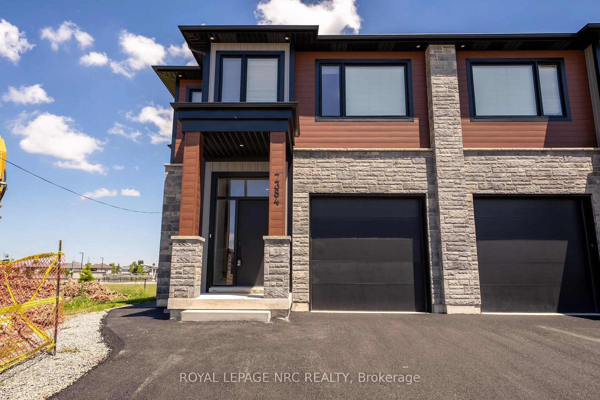 Photo 4 of 7384 Splendour Drive, Niagara Falls, Brown — HOMEH