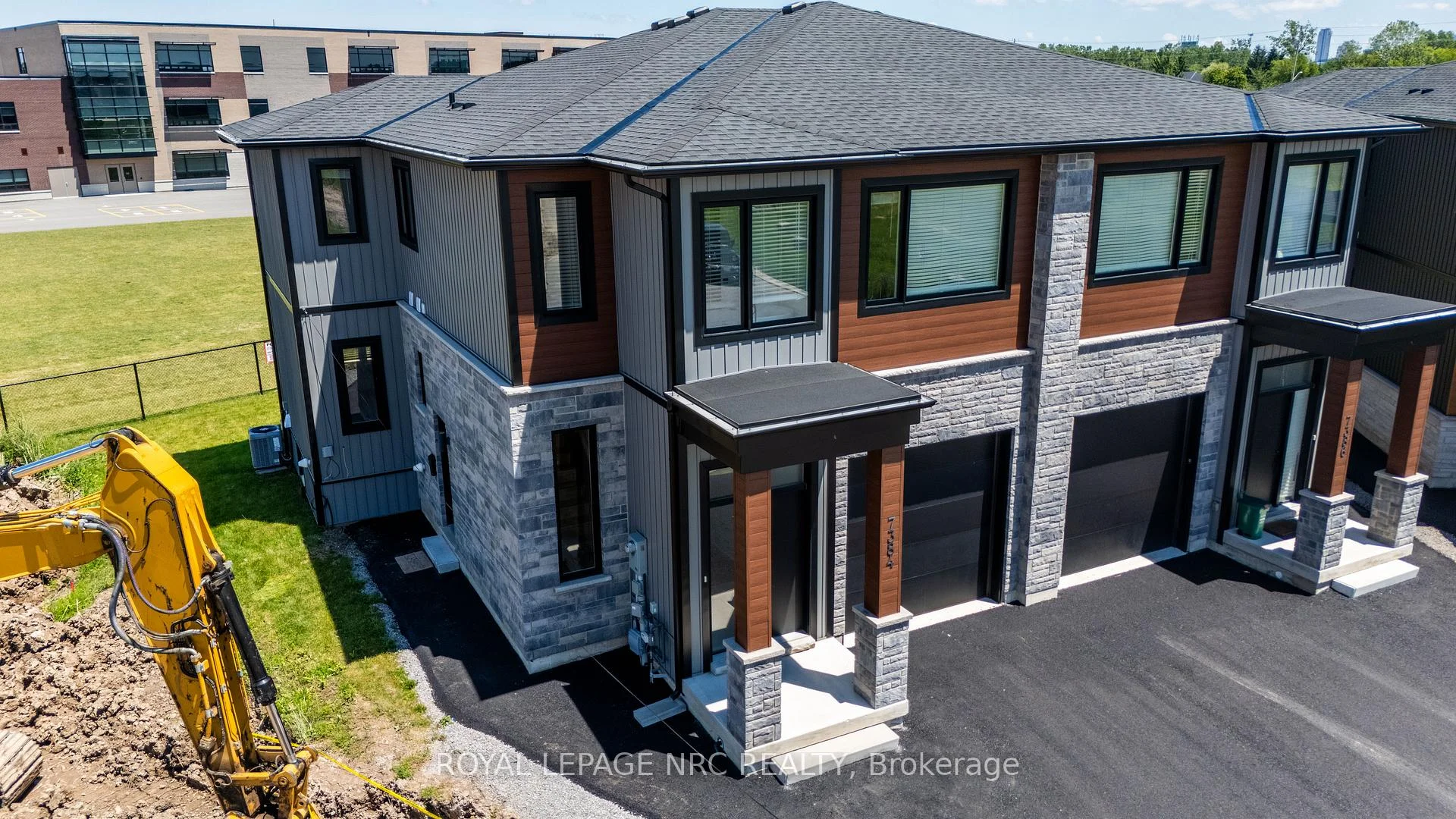 Photo 8 of 7384 Splendour Drive, Niagara Falls, Brown — HOMEH