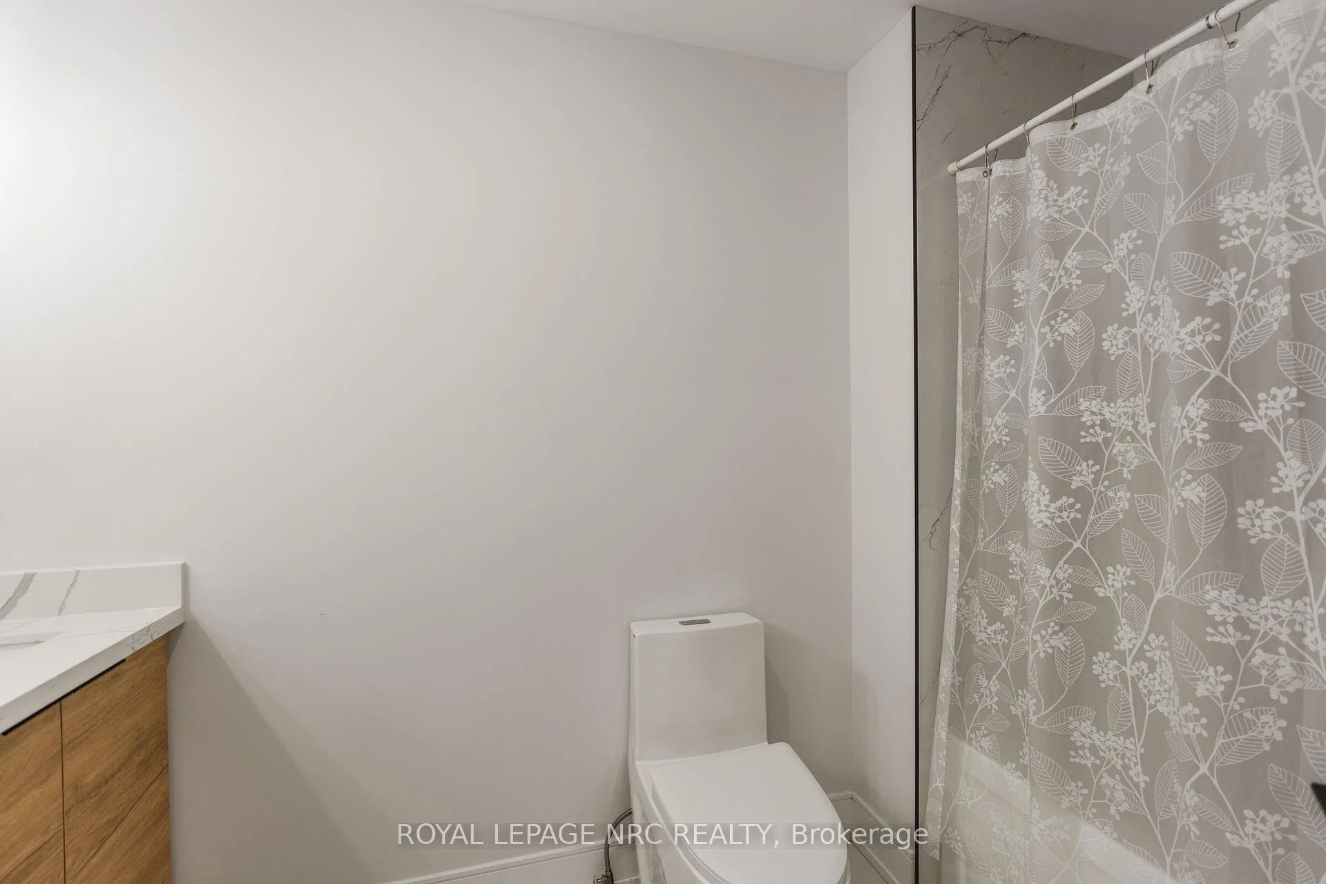 Photo 16 of 7384 Splendour Drive, Niagara Falls, Brown — HOMEH