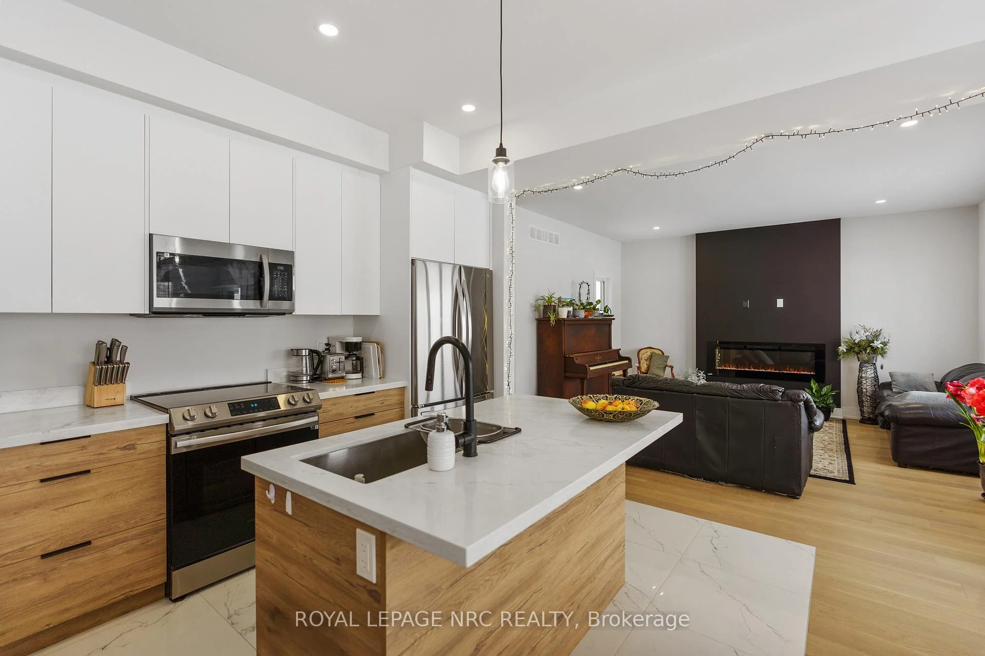 Photo 17 of 7384 Splendour Drive, Niagara Falls, Brown — HOMEH