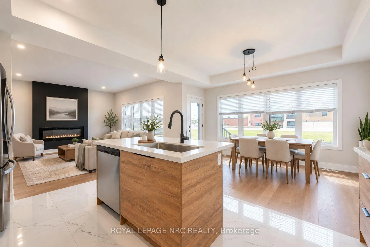 Photo 18 of 7384 Splendour Drive, Niagara Falls, Brown — HOMEH
