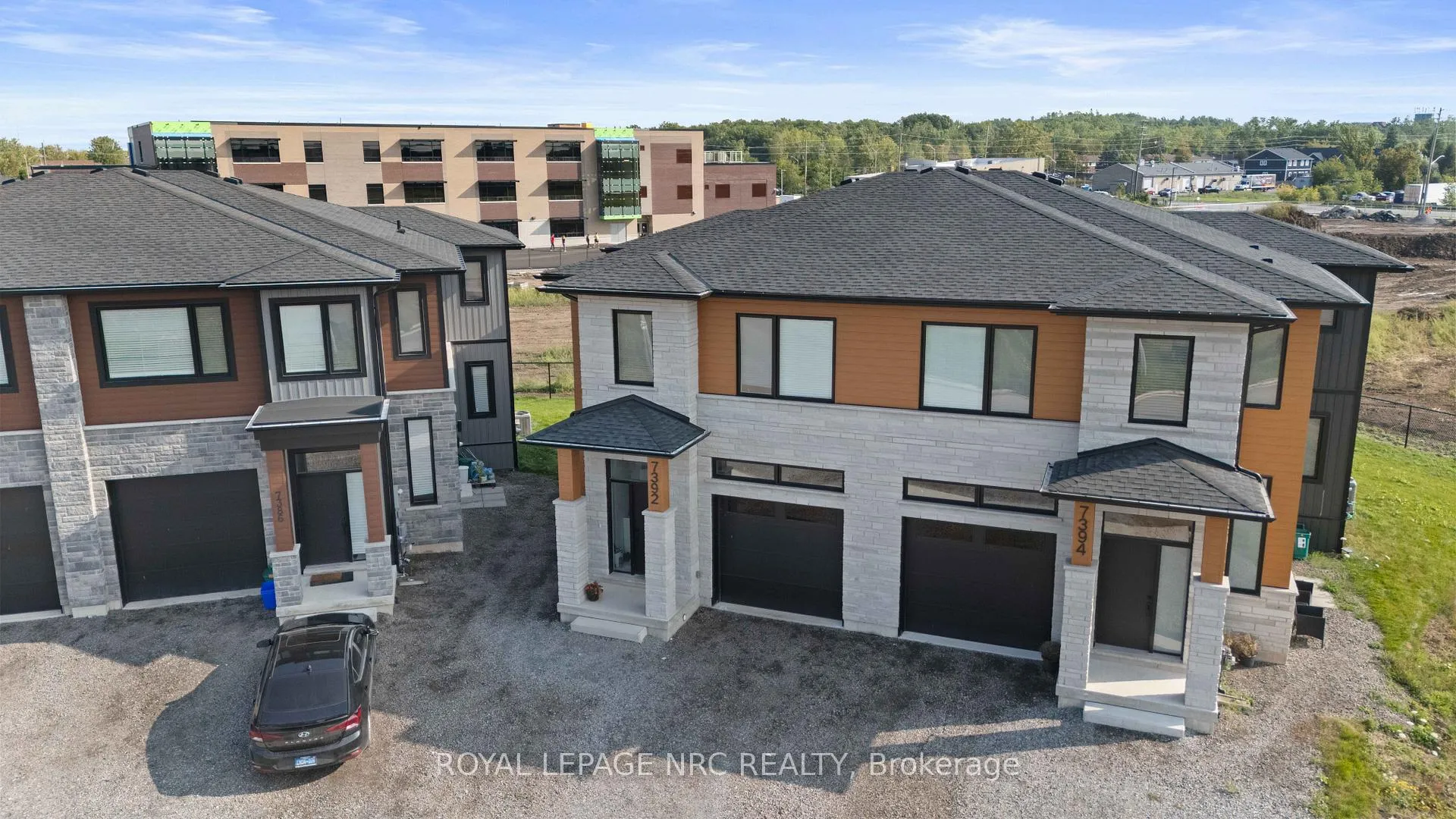 Photo 3 of 7392 Splendour Drive, Niagara Falls, Brown — HOMEH