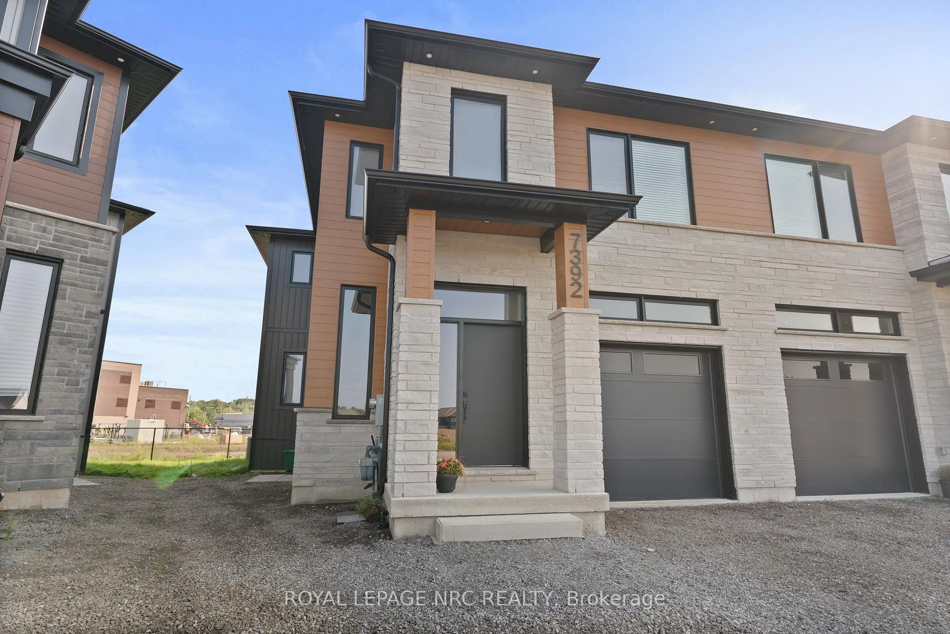 Photo 4 of 7392 Splendour Drive, Niagara Falls, Brown — HOMEH