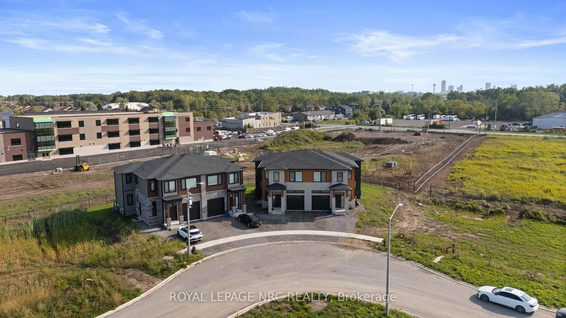 Photo 5 of 7392 Splendour Drive, Niagara Falls, Brown — HOMEH
