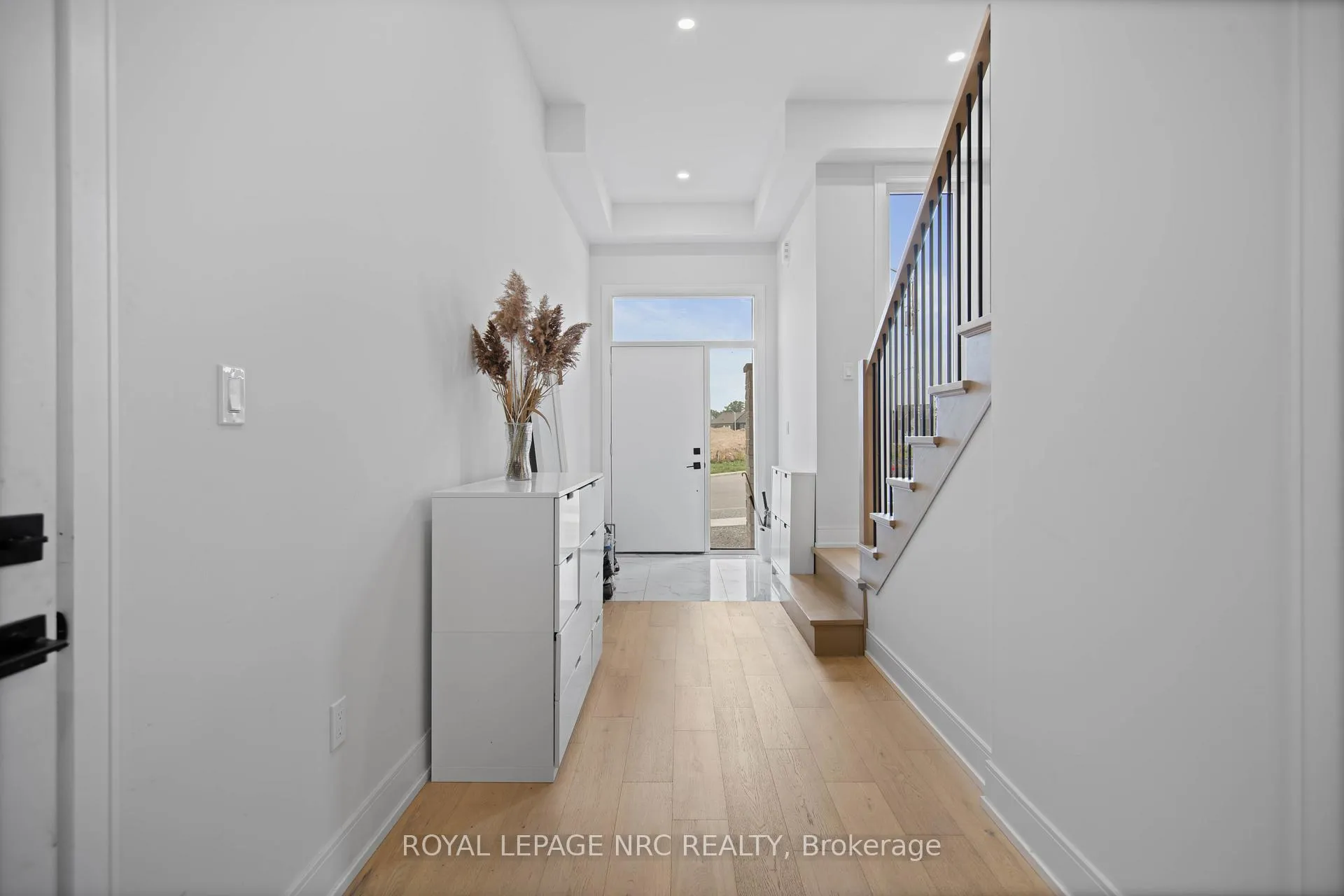Photo 6 of 7392 Splendour Drive, Niagara Falls, Brown — HOMEH