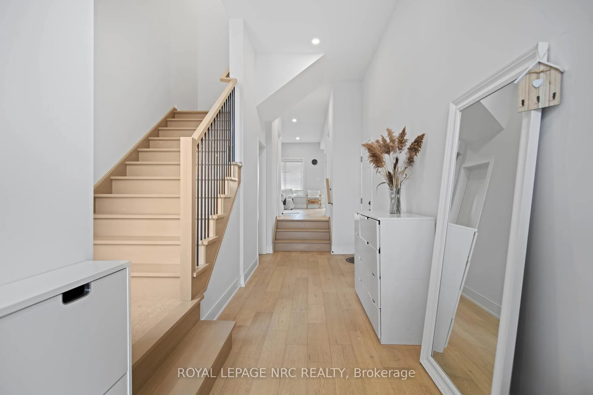 Photo 7 of 7392 Splendour Drive, Niagara Falls, Brown — HOMEH