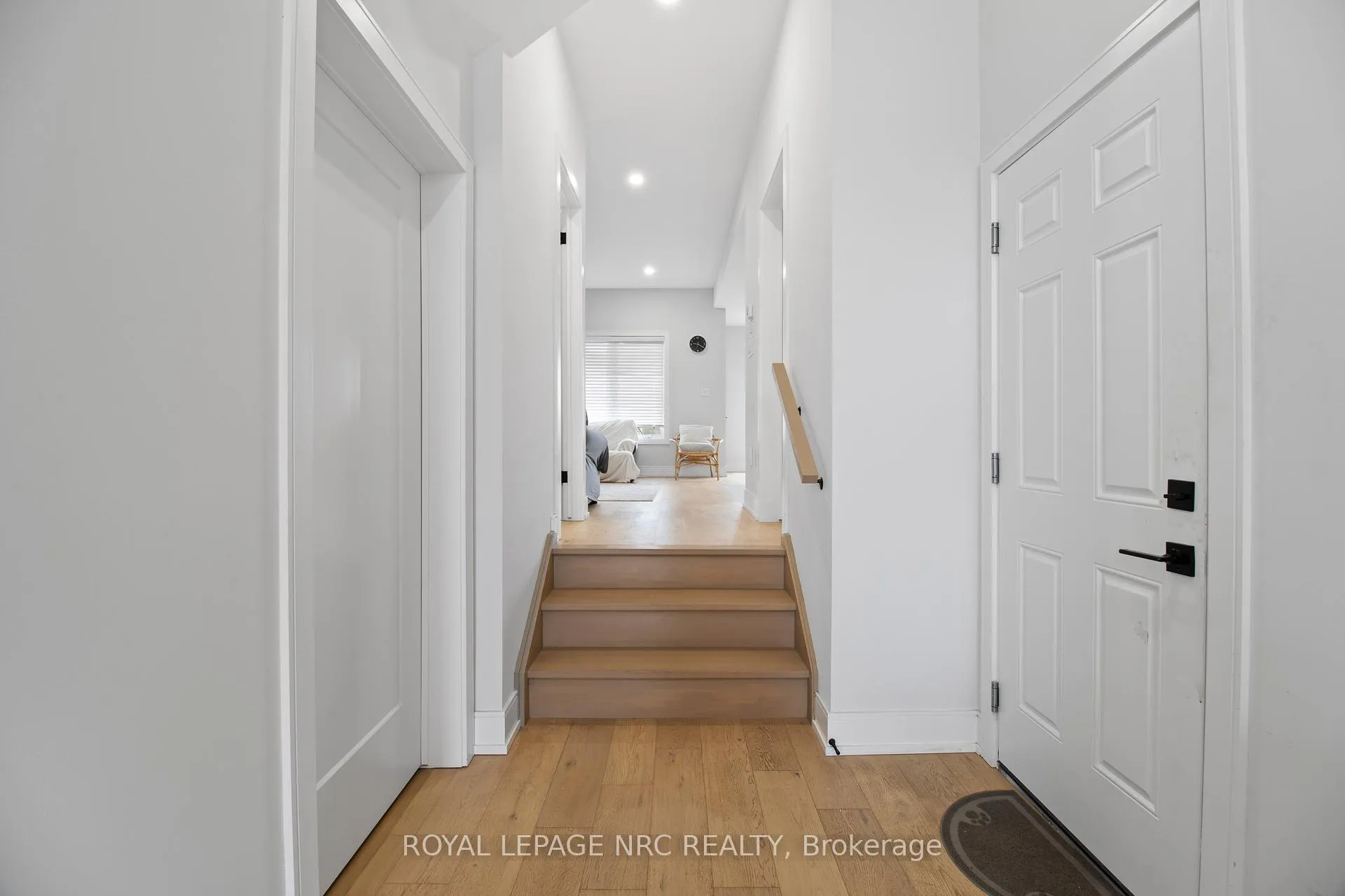 Photo 8 of 7392 Splendour Drive, Niagara Falls, Brown — HOMEH
