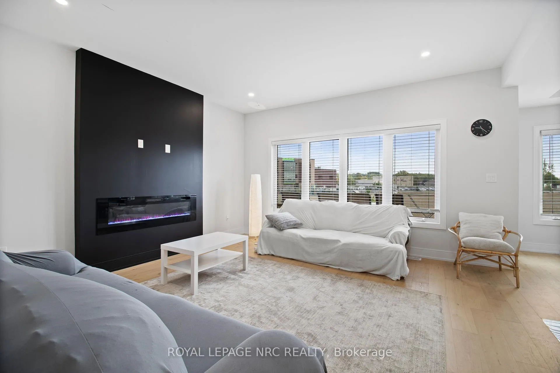 Photo 9 of 7392 Splendour Drive, Niagara Falls, Brown — HOMEH