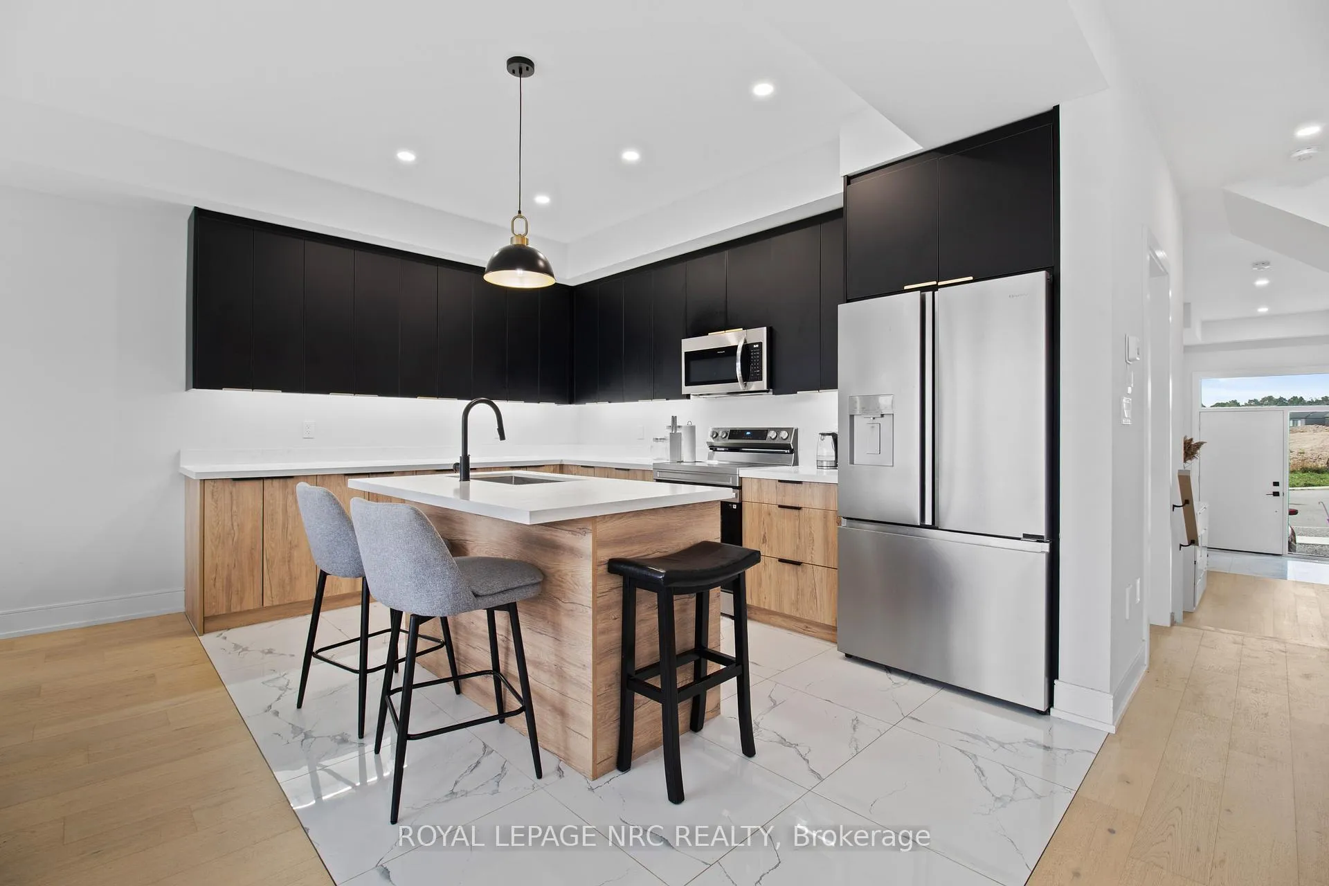 Photo 11 of 7392 Splendour Drive, Niagara Falls, Brown — HOMEH