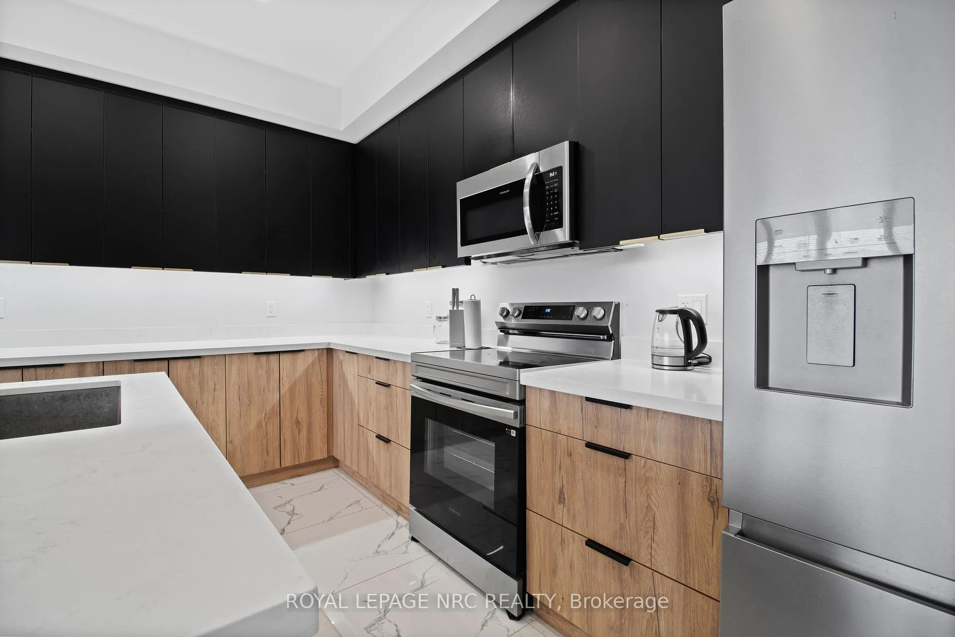 Photo 12 of 7392 Splendour Drive, Niagara Falls, Brown — HOMEH