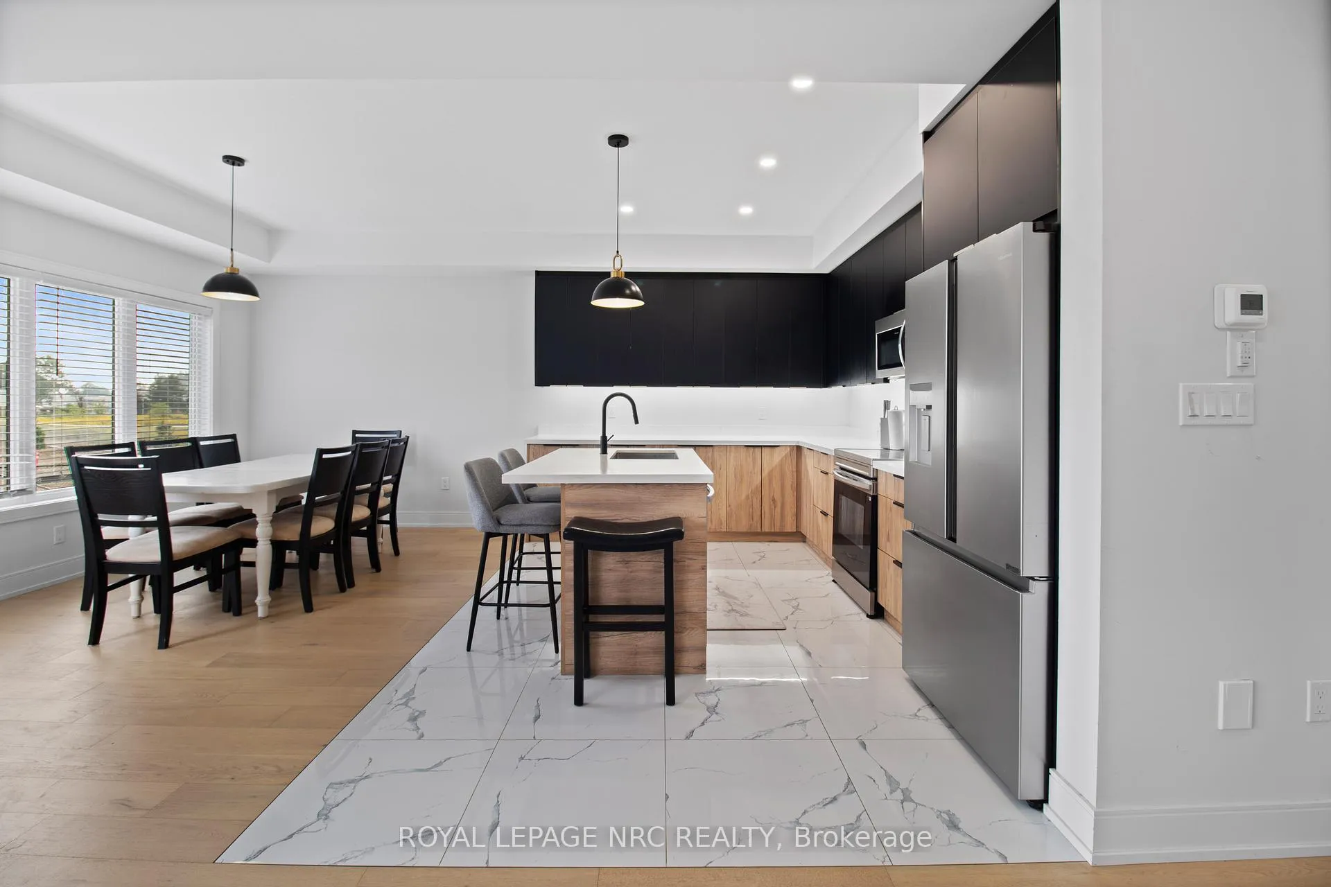 Photo 13 of 7392 Splendour Drive, Niagara Falls, Brown — HOMEH