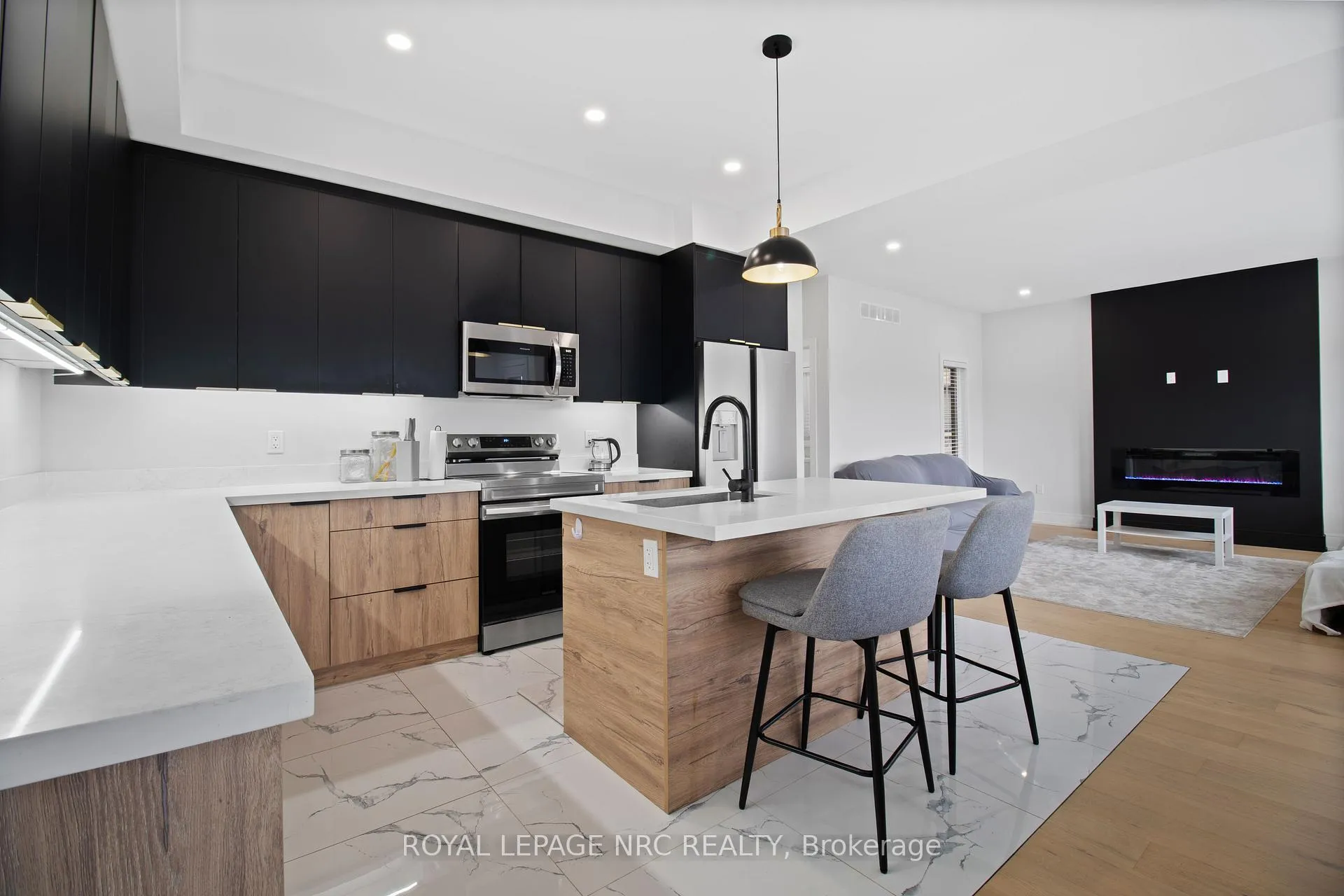 Photo 14 of 7392 Splendour Drive, Niagara Falls, Brown — HOMEH