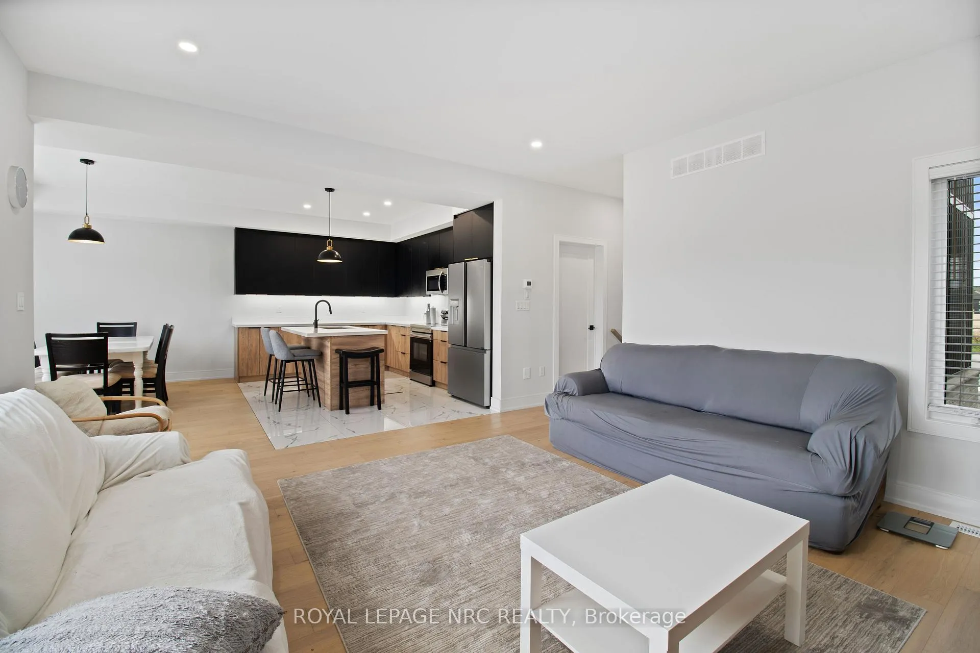 Photo 15 of 7392 Splendour Drive, Niagara Falls, Brown — HOMEH