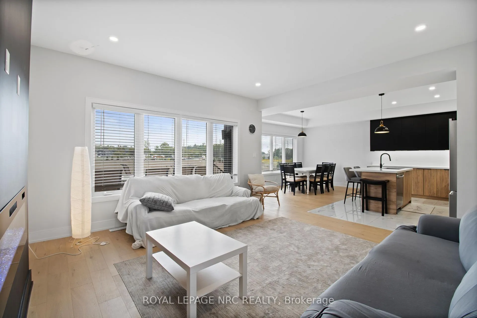 Photo 16 of 7392 Splendour Drive, Niagara Falls, Brown — HOMEH