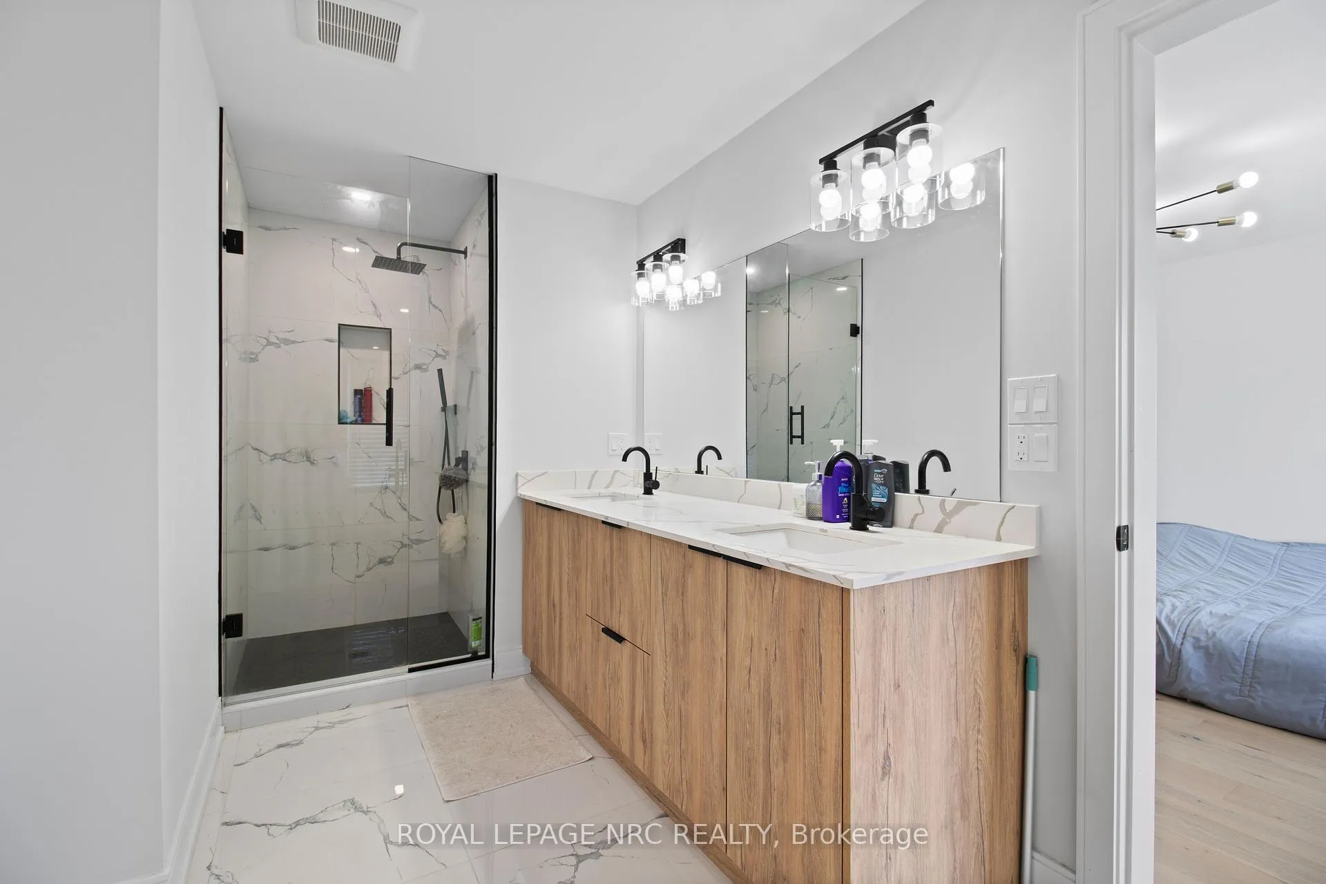 Photo 22 of 7392 Splendour Drive, Niagara Falls, Brown — HOMEH