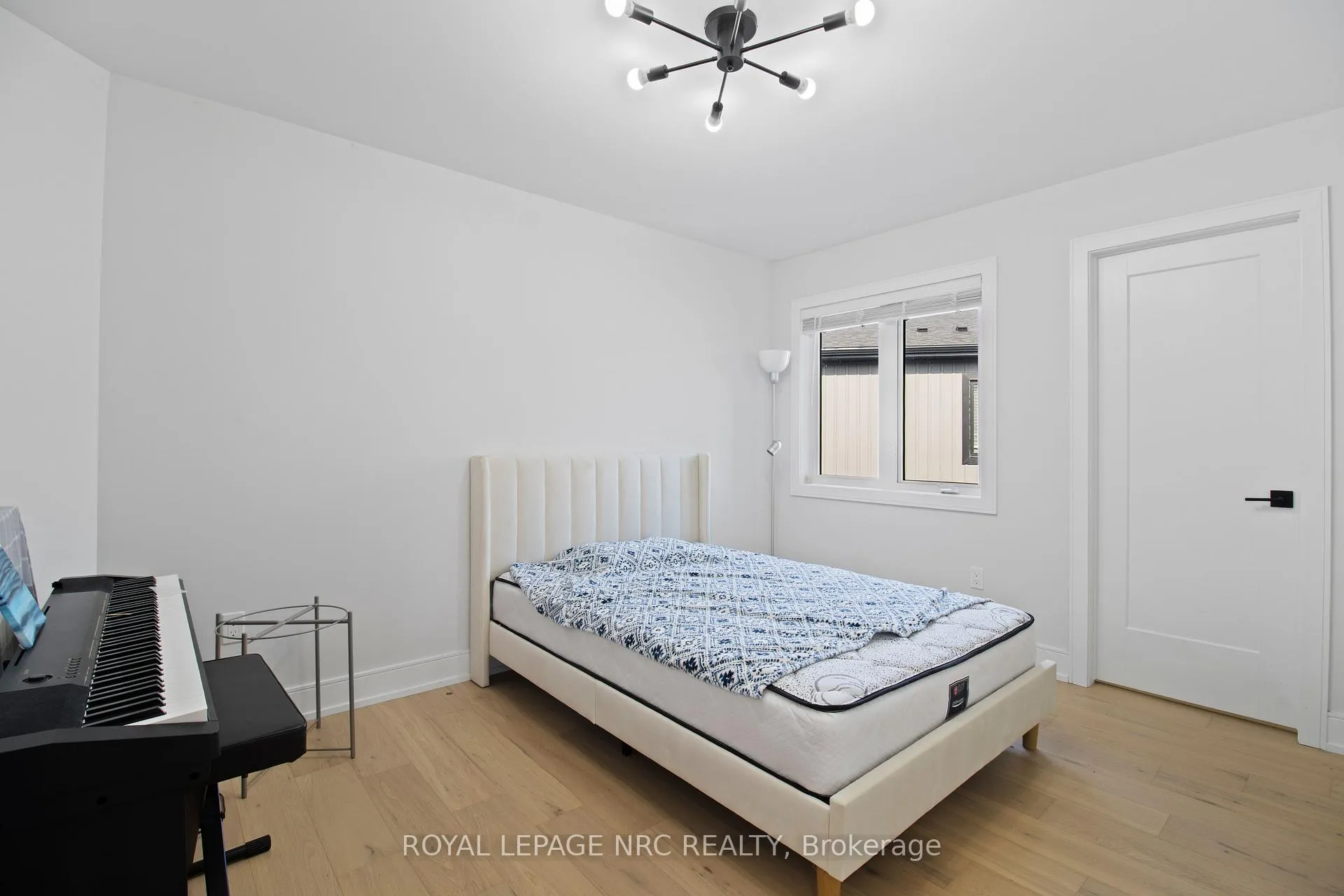 Photo 25 of 7392 Splendour Drive, Niagara Falls, Brown — HOMEH