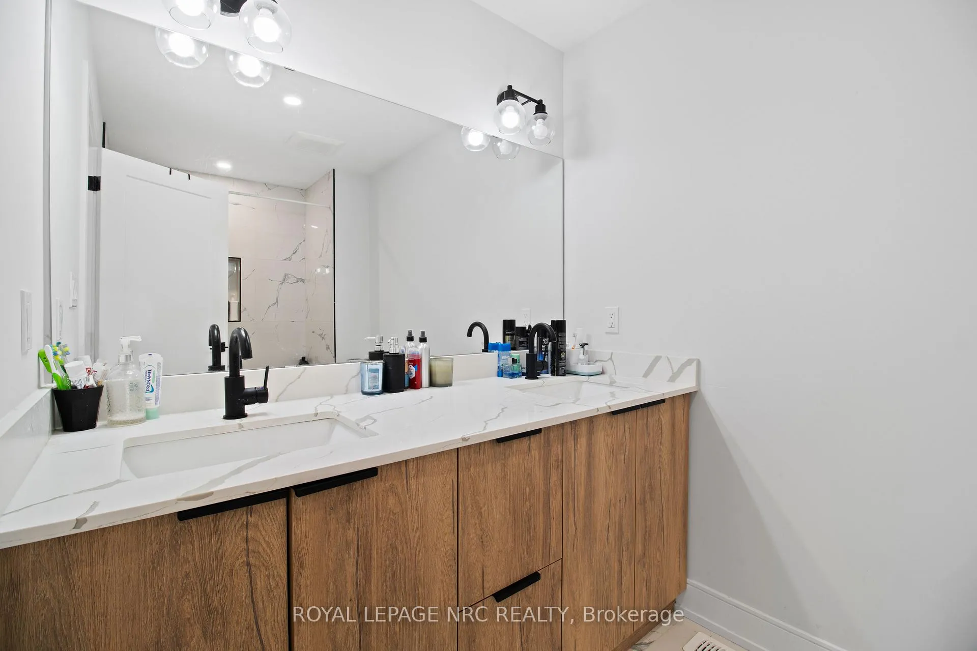 Photo 27 of 7392 Splendour Drive, Niagara Falls, Brown — HOMEH