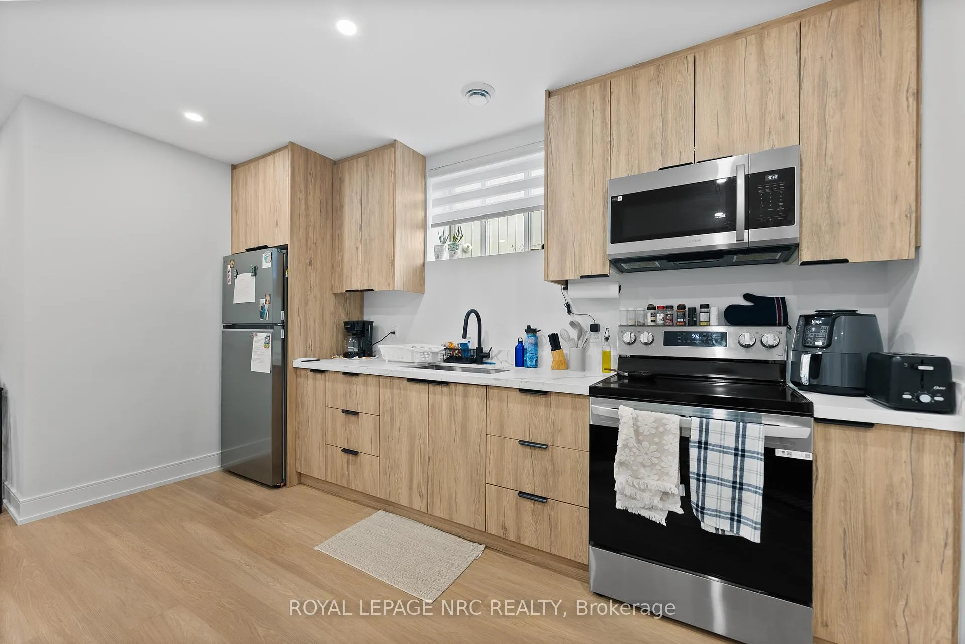 Photo 31 of 7392 Splendour Drive, Niagara Falls, Brown — HOMEH