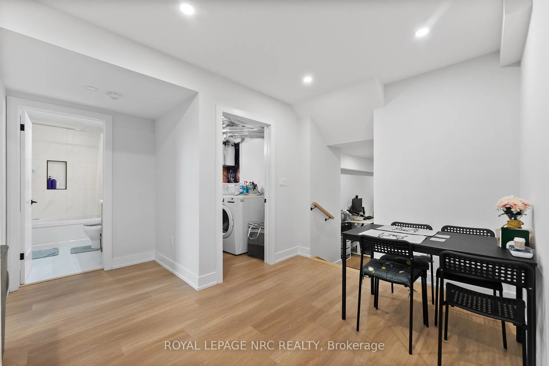 Photo 32 of 7392 Splendour Drive, Niagara Falls, Brown — HOMEH