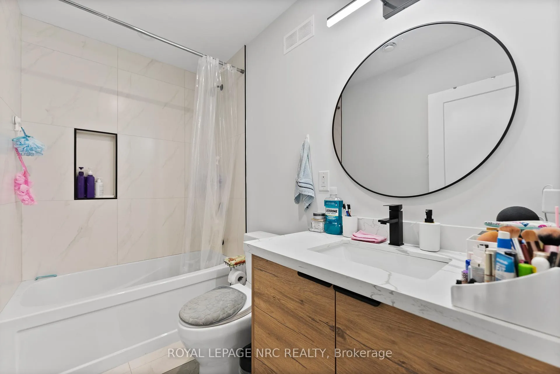 Photo 33 of 7392 Splendour Drive, Niagara Falls, Brown — HOMEH