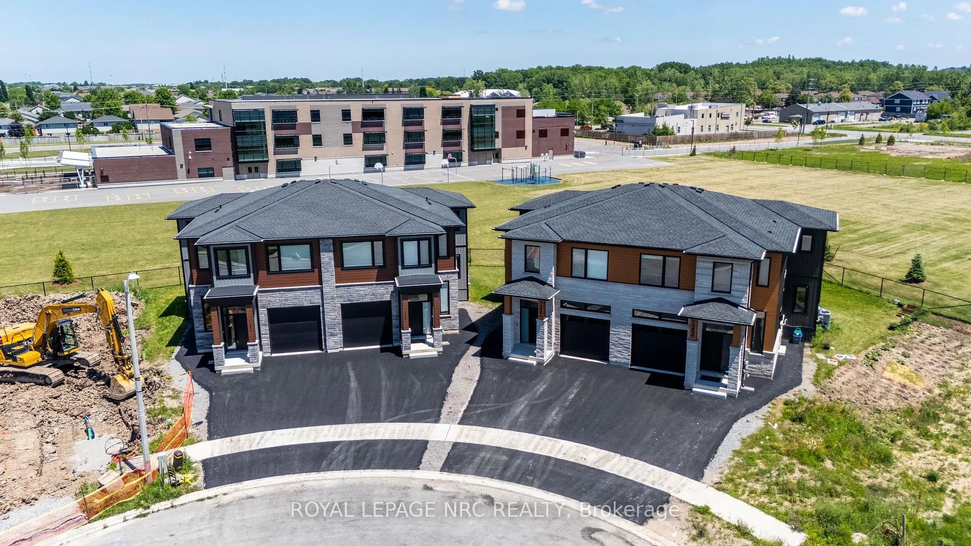 Photo 2 of 7392 Splendour Drive, Niagara Falls, Brown — HOMEH
