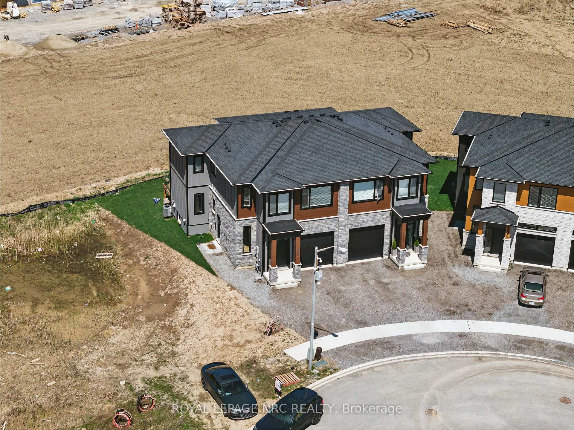 Photo 31 of 7386 Splendour Drive, Niagara Falls, Brown — HOMEH
